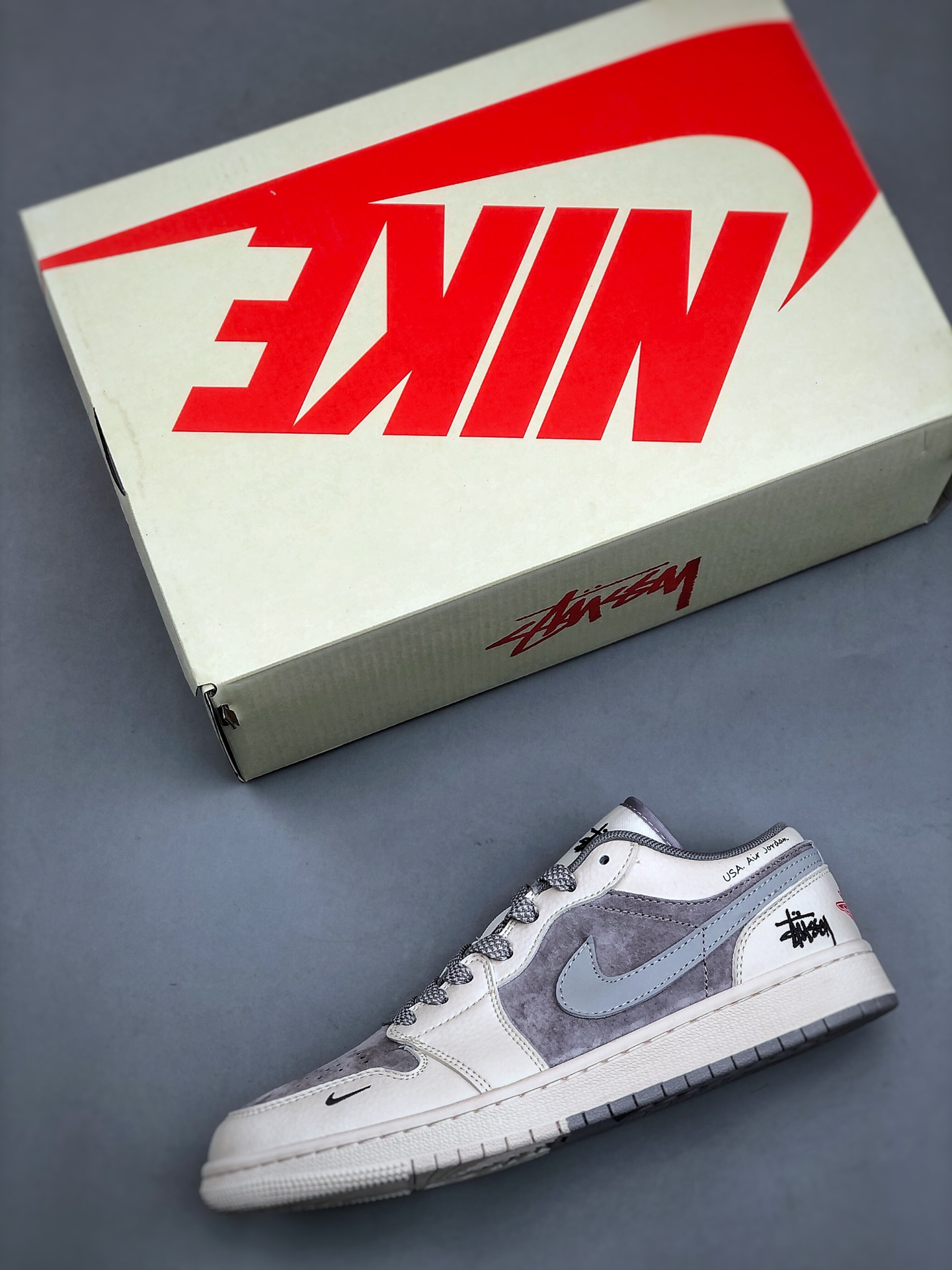 💰340纯原版本
Air Jordan 1 Low AJ1 乔1 斯图西联名-米灰双色 高端定制 低帮复古篮球鞋 SJ9950-044 #定制鞋盒 大厂纯原品质出货 超高清洁度 皮料切割干净无任何毛边 细节完美 尺码：36 36.5 37.5 38 38.5 39 40 40.5 41 42 42.5 43 44 44.5 45