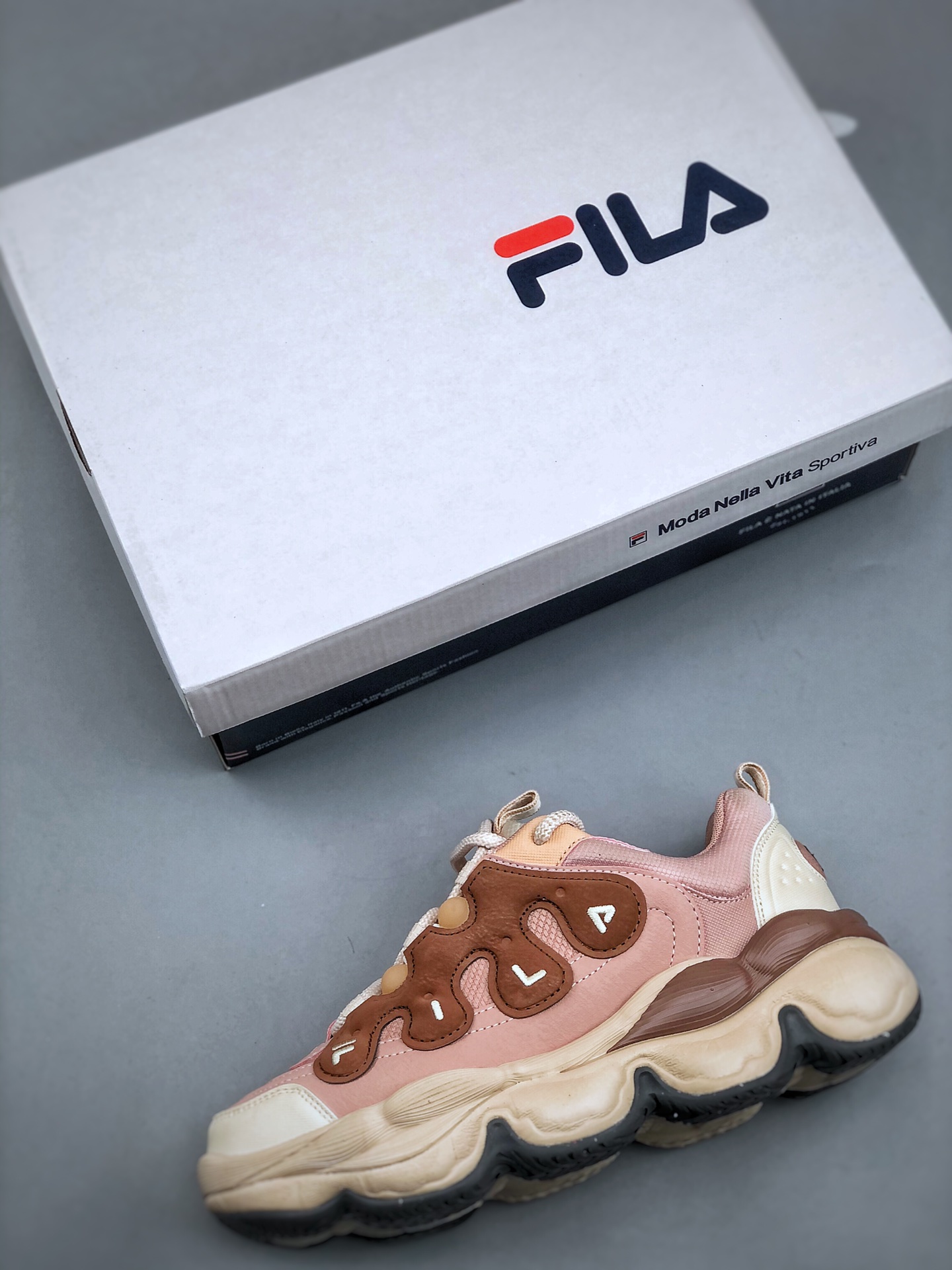 💰260纯原版本
Fila Fusion 斐乐潮牌 时尚潮流休闲运动板鞋 纯原版本👏鞋面设计理念源自于历史篮球鞋款SMASH 从其复古鞋面提炼元素 结合板鞋鞋底做现代拼接的混搭风格设计鞋侧身的TPU 保留滑板的耐磨性与包裹性 4厘米的厚底 增高且拉长腿部线条比例大底设计灵感来源于专业的滑板动作-磨双桥动作 成型EVA/橡胶材质 脚感舒适官方货号: F12W441117FMM
尺码: 36-40