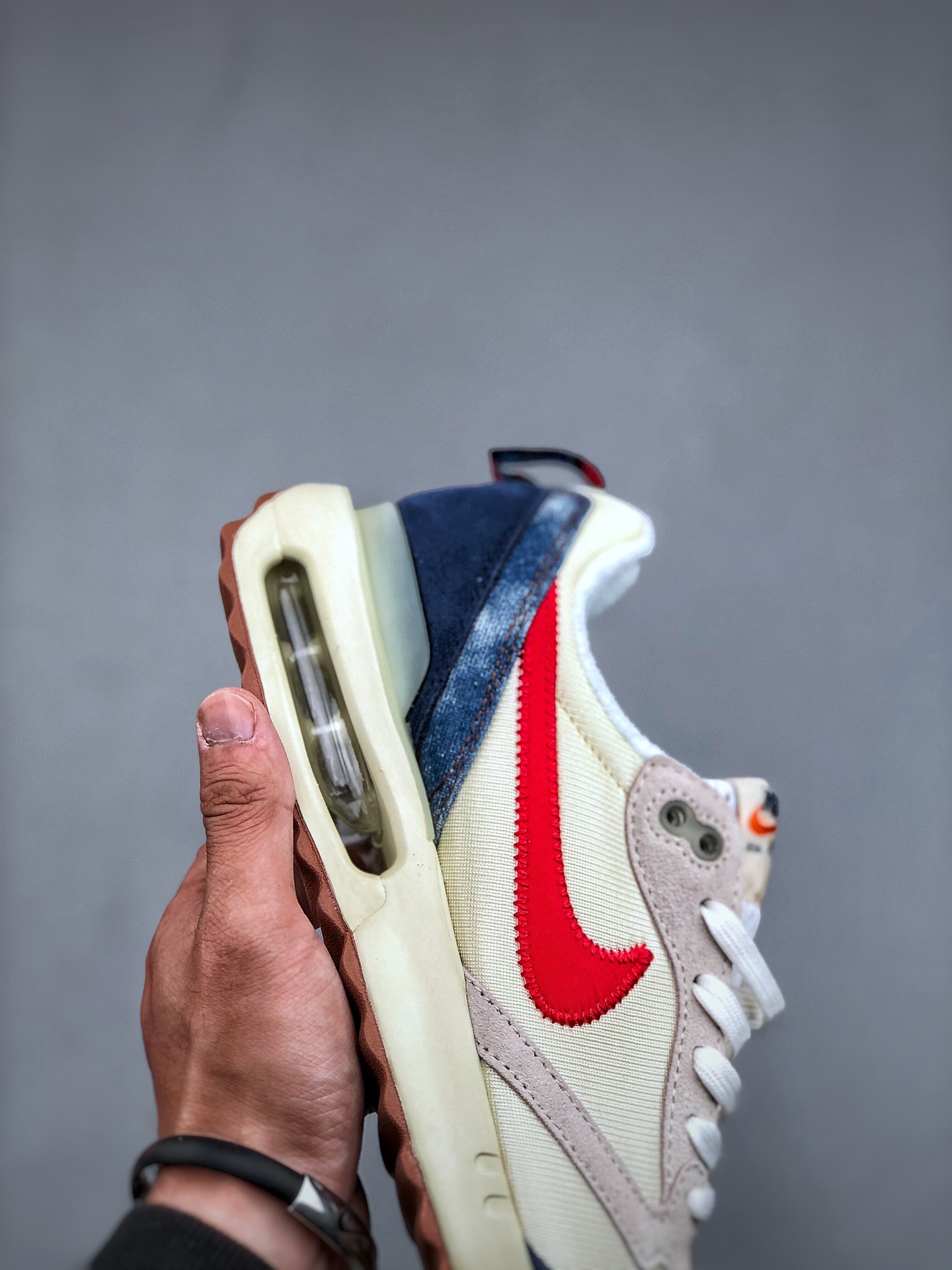 💰真标170💰公司级200💰纯原240 NK Air Max Dawn 黎明系列低帮气垫百搭休闲运动慢跑鞋 采用柔软翻毛皮和透气梭织材料打造利落鞋面，中底和鞋跟融入现代感线条设计，兼具复古风格与时尚魅力，尽显运动风范。鞋底加入 Air 缓震配置巧搭柔软泡绵，塑就非凡舒适感受。穿上 Air Max Dawn 运动鞋，打造出众造型，迎接美好的一天。货号：DV1487 162 尺码：39 40 40.5 41 42 42.5 43 44 44.5 45
