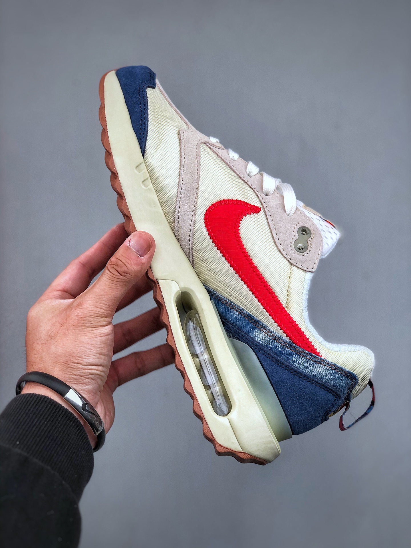 💰真标170💰公司级200💰纯原240 NK Air Max Dawn 黎明系列低帮气垫百搭休闲运动慢跑鞋 采用柔软翻毛皮和透气梭织材料打造利落鞋面，中底和鞋跟融入现代感线条设计，兼具复古风格与时尚魅力，尽显运动风范。鞋底加入 Air 缓震配置巧搭柔软泡绵，塑就非凡舒适感受。穿上 Air Max Dawn 运动鞋，打造出众造型，迎接美好的一天。货号：DV1487 162 尺码：39 40 40.5 41 42 42.5 43 44 44.5 45