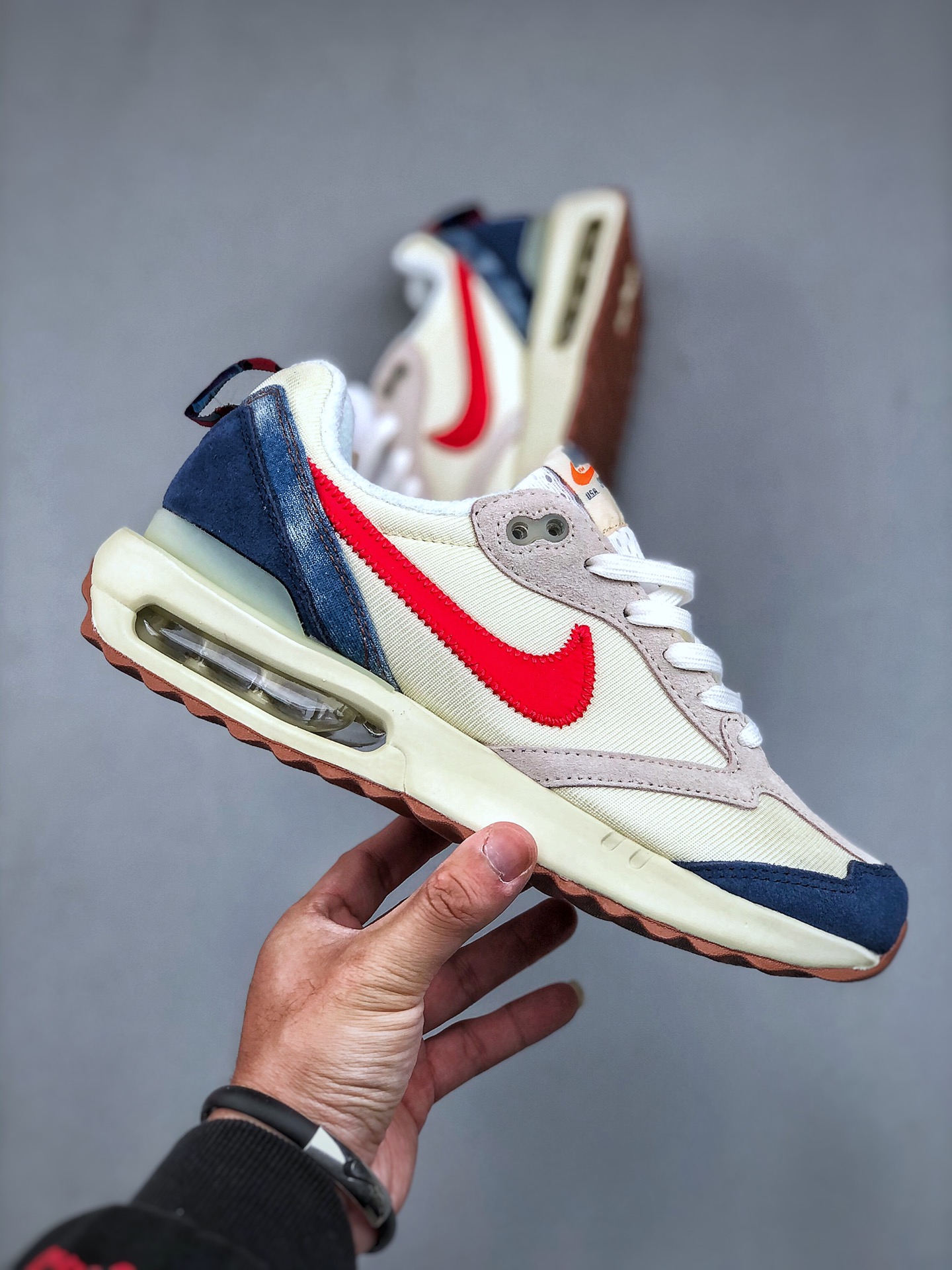 💰真标170💰公司级200💰纯原240 NK Air Max Dawn 黎明系列低帮气垫百搭休闲运动慢跑鞋 采用柔软翻毛皮和透气梭织材料打造利落鞋面，中底和鞋跟融入现代感线条设计，兼具复古风格与时尚魅力，尽显运动风范。鞋底加入 Air 缓震配置巧搭柔软泡绵，塑就非凡舒适感受。穿上 Air Max Dawn 运动鞋，打造出众造型，迎接美好的一天。货号：DV1487 162 尺码：39 40 40.5 41 42 42.5 43 44 44.5 45