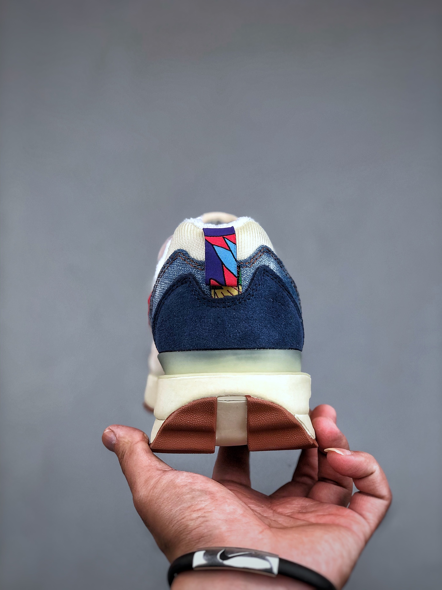 💰真标170💰公司级200💰纯原240 NK Air Max Dawn 黎明系列低帮气垫百搭休闲运动慢跑鞋 采用柔软翻毛皮和透气梭织材料打造利落鞋面，中底和鞋跟融入现代感线条设计，兼具复古风格与时尚魅力，尽显运动风范。鞋底加入 Air 缓震配置巧搭柔软泡绵，塑就非凡舒适感受。穿上 Air Max Dawn 运动鞋，打造出众造型，迎接美好的一天。货号：DV1487 162 尺码：39 40 40.5 41 42 42.5 43 44 44.5 45