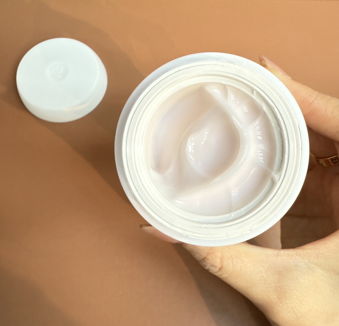 ✨50💰单支
✨90💰两件套
兰蔻水份缘日晚霜两件套！内含：日霜50ml，晚霜50ml。