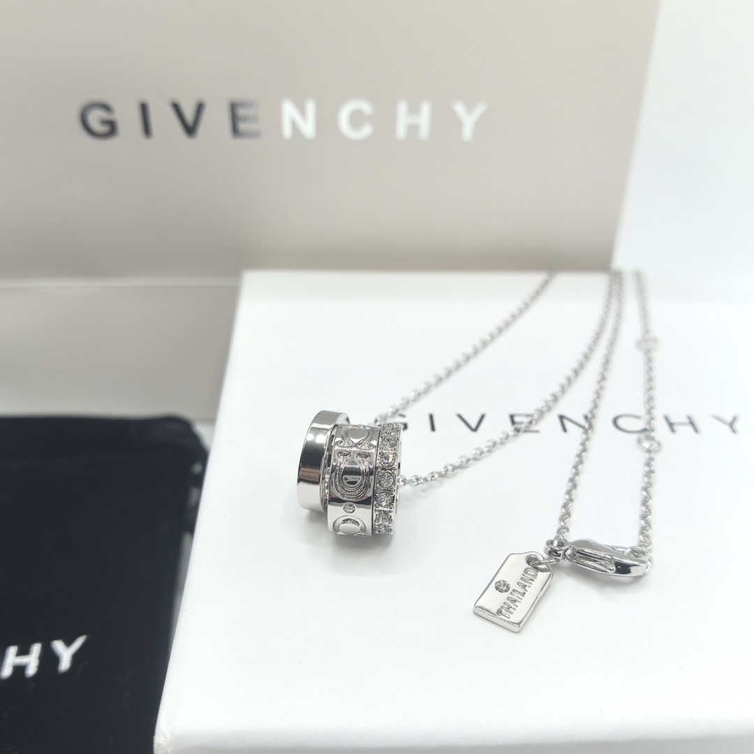 NO:359319,COACH necklace for women three-ring enamel light luxury jewelry clavicle chain pendant Valentine's day birthday gift, Coach, coach, necklace19860909COACH蔻驰项链女三环珐琅轻奢饰品锁骨链吊坠情人节生日礼物,蔻驰,coach,coach,necklace,Jewelry