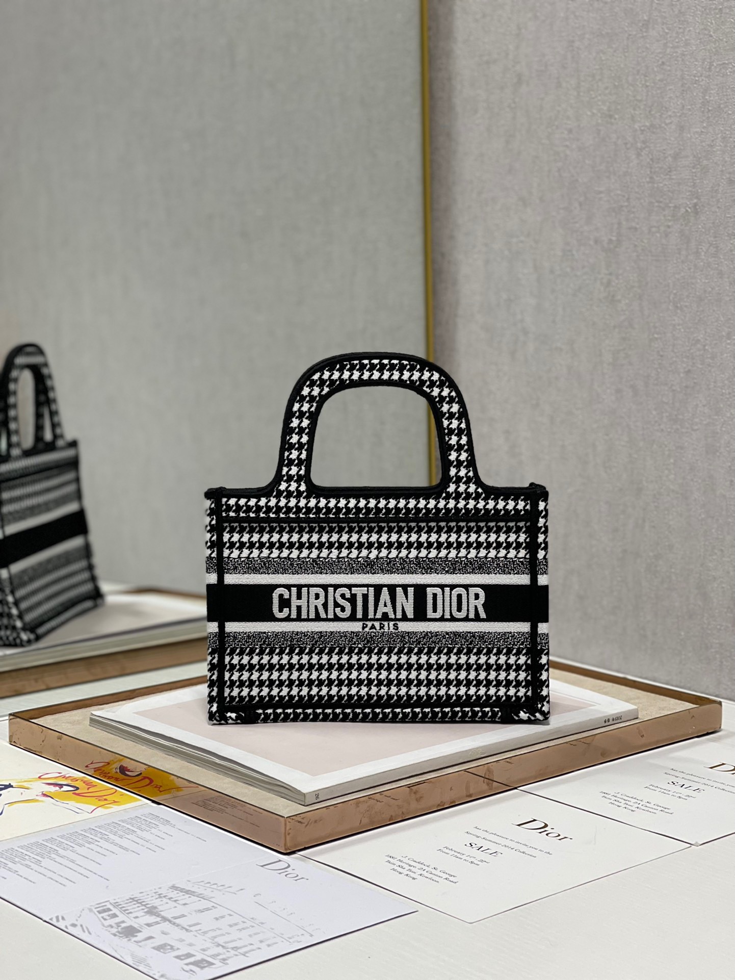 NO:719956,Event clearance, mini, original order quality, no returns or exchanges [houndstooth mini size] Dio.r Mini Book tote is a retro and fashionable concave shape item with exquisite embroidery craftsmanship perfectly presented. It can bring highlights to the matching with it casually ~ This mini size is so wide that I love it8!  The small bag shape is also very convenient for decorating small things~ Whoever uses it is fashionable. It is a must-have for fairies with good looks. Style number: 1286 mini Size: 24x17x7cm, special price, dior19860909活动大清仓,迷你 原单品质,不支持退换【千鸟格 迷你号】 Dio.r Mini Book tote 复古又时髦的凹造型单品精湛的刺绣工艺完美呈现 随手一搭就能给搭配带来亮点～ 这款mini号太阔爱了8！ 小小的包型装点零碎的小东西也很方便呐～ 谁用谁时髦 稀饭高颜值的小仙女必入噢. 款号:1286迷你  尺寸:24x17x7cm,特价,dior,Bag