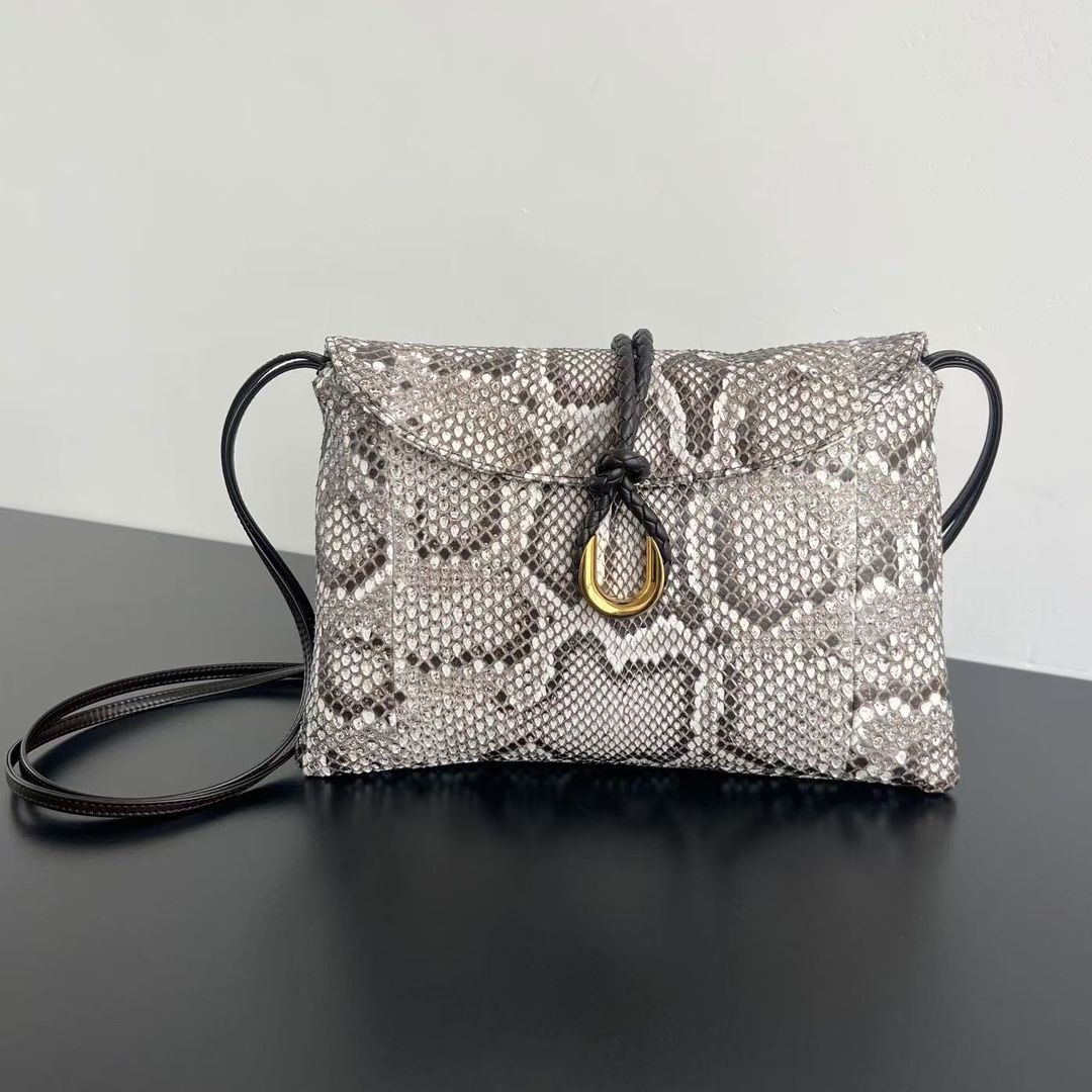 #BV New Liberta Snakeskin Crossbody Bag🐍 806034 utilise une peau python du Vietnam, avec des écailles surélevées, des échelles complètes et fines, des motifs délicats, des couleurs vives et complètes👍 Il apporte une texture et une sensation inégal Le bouton améliore non seulement le luxe global, mais rend également le sac très collectif.