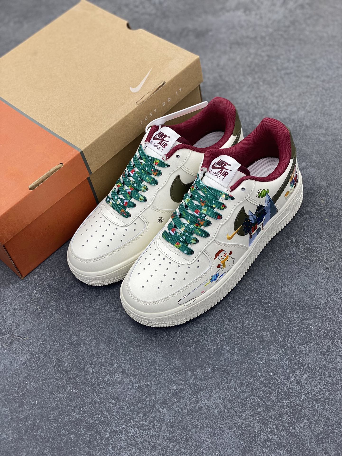 图片[8]-“圣诞派对”✨订制空军一号板鞋 该定制版球鞋选用原鞋款为Nike Air Force1空军一号低帮，以红绿色为主调，将经典圣诞配色用于鞋上，充满浓郁圣诞氛围，绿色象征生机，如同圣诞树，寓意希望，承载节日美好。传统与时尚融合，红绿色是圣诞传统色，在此基础上运用现代设计手法，圣诞老人图案布局、糖果等设计打造出既具传统韵味又彰显个性的定制鞋。 货号：DM0970-132 尺码：36 36.5 37.5 38 38.5 39 40 40.5 41 42 42.5 43 44 44.5 45-选品中心