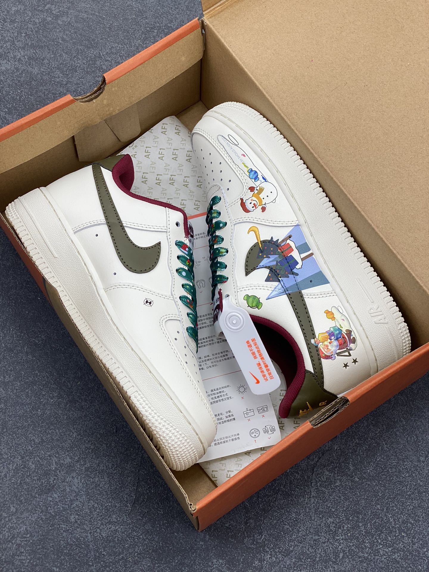 图片[9]-“圣诞派对”✨订制空军一号板鞋 该定制版球鞋选用原鞋款为Nike Air Force1空军一号低帮，以红绿色为主调，将经典圣诞配色用于鞋上，充满浓郁圣诞氛围，绿色象征生机，如同圣诞树，寓意希望，承载节日美好。传统与时尚融合，红绿色是圣诞传统色，在此基础上运用现代设计手法，圣诞老人图案布局、糖果等设计打造出既具传统韵味又彰显个性的定制鞋。 货号：DM0970-132 尺码：36 36.5 37.5 38 38.5 39 40 40.5 41 42 42.5 43 44 44.5 45-选品中心