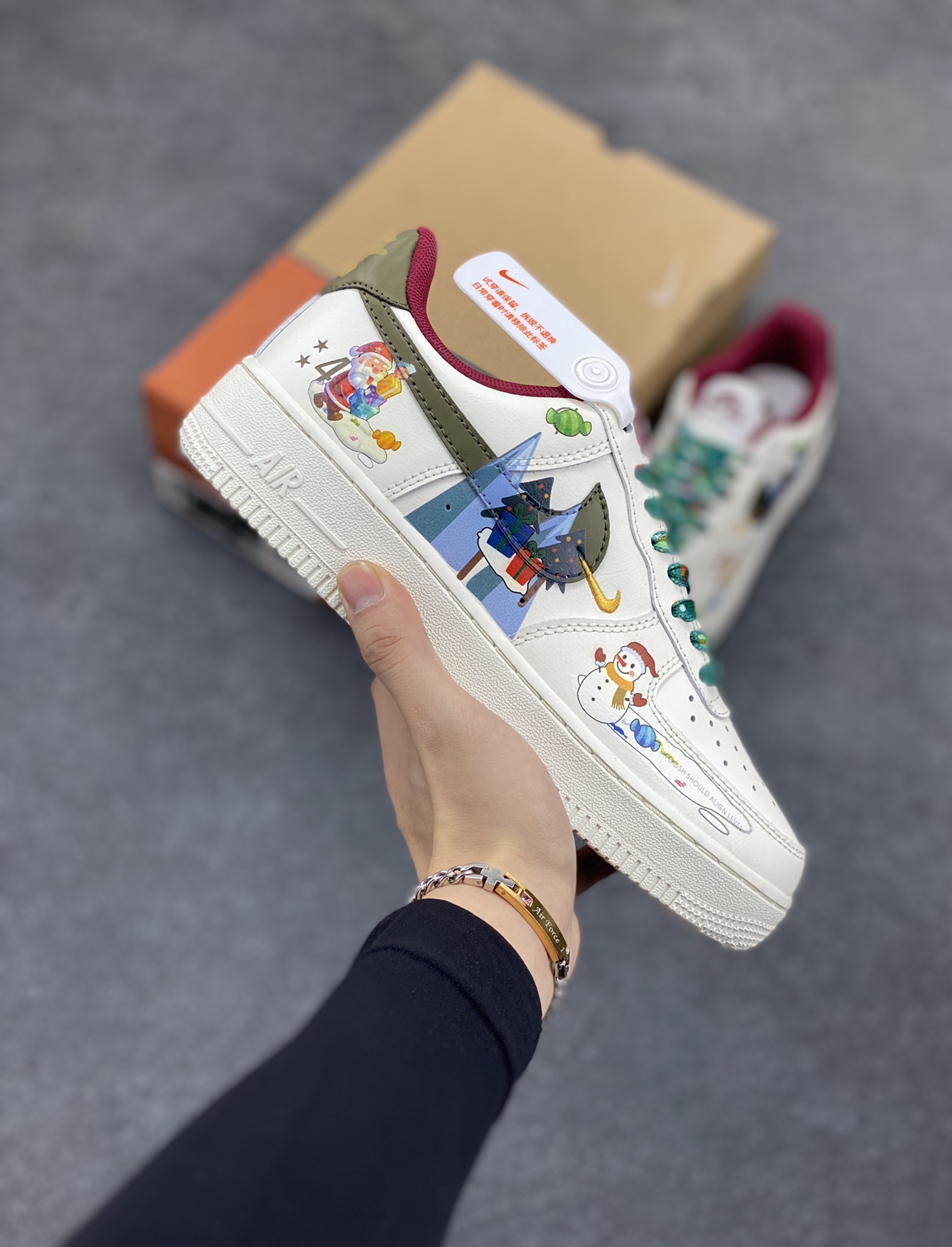 “圣诞派对”✨订制空军一号板鞋 该定制版球鞋选用原鞋款为Nike Air Force1空军一号低帮，以红绿色为主调，将经典圣诞配色用于鞋上，充满浓郁圣诞氛围，绿色象征生机，如同圣诞树，寓意希望，承载节日美好。传统与时尚融合，红绿色是圣诞传统色，在此基础上运用现代设计手法，圣诞老人图案布局、糖果等设计打造出既具传统韵味又彰显个性的定制鞋。 货号：DM0970-132 尺码：36 36.5 37.5 38 38.5 39 40 40.5 41 42 42.5 43 44 44.5 45-选品中心