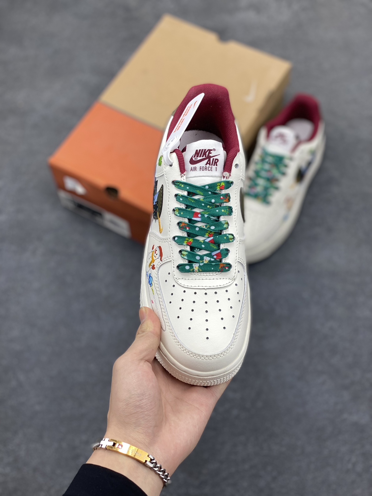 图片[2]-“圣诞派对”✨订制空军一号板鞋 该定制版球鞋选用原鞋款为Nike Air Force1空军一号低帮，以红绿色为主调，将经典圣诞配色用于鞋上，充满浓郁圣诞氛围，绿色象征生机，如同圣诞树，寓意希望，承载节日美好。传统与时尚融合，红绿色是圣诞传统色，在此基础上运用现代设计手法，圣诞老人图案布局、糖果等设计打造出既具传统韵味又彰显个性的定制鞋。 货号：DM0970-132 尺码：36 36.5 37.5 38 38.5 39 40 40.5 41 42 42.5 43 44 44.5 45-选品中心