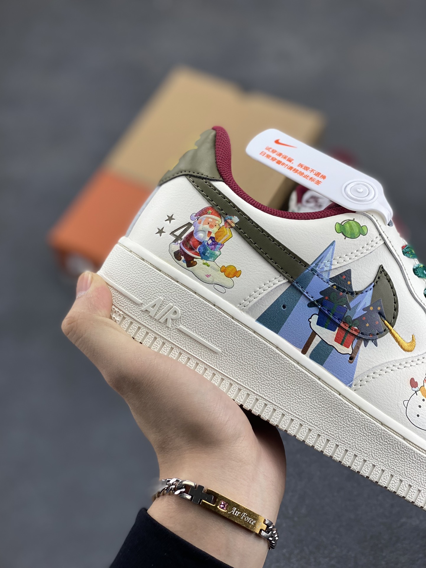 图片[6]-“圣诞派对”✨订制空军一号板鞋 该定制版球鞋选用原鞋款为Nike Air Force1空军一号低帮，以红绿色为主调，将经典圣诞配色用于鞋上，充满浓郁圣诞氛围，绿色象征生机，如同圣诞树，寓意希望，承载节日美好。传统与时尚融合，红绿色是圣诞传统色，在此基础上运用现代设计手法，圣诞老人图案布局、糖果等设计打造出既具传统韵味又彰显个性的定制鞋。 货号：DM0970-132 尺码：36 36.5 37.5 38 38.5 39 40 40.5 41 42 42.5 43 44 44.5 45-选品中心