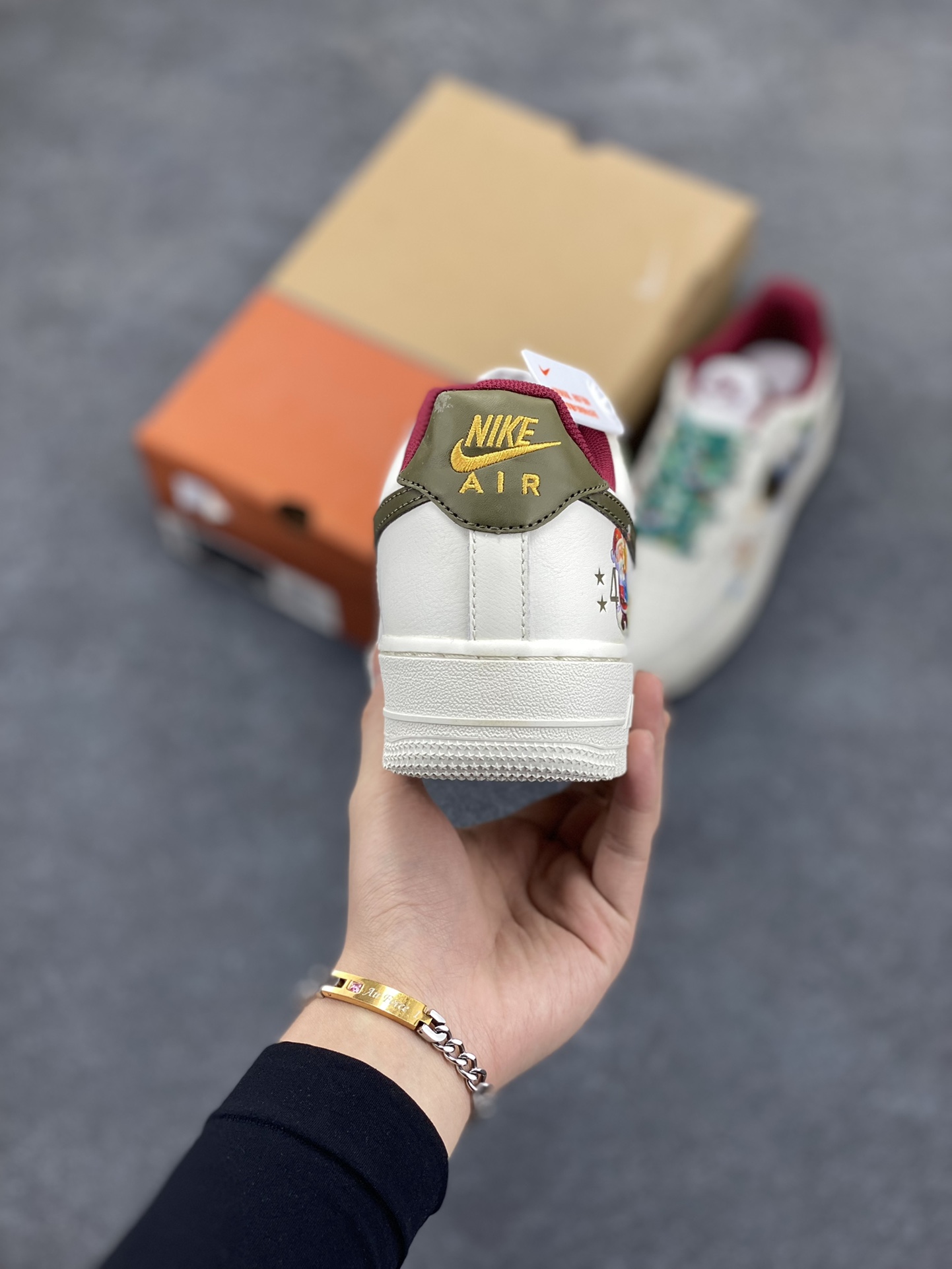 图片[4]-“圣诞派对”✨订制空军一号板鞋 该定制版球鞋选用原鞋款为Nike Air Force1空军一号低帮，以红绿色为主调，将经典圣诞配色用于鞋上，充满浓郁圣诞氛围，绿色象征生机，如同圣诞树，寓意希望，承载节日美好。传统与时尚融合，红绿色是圣诞传统色，在此基础上运用现代设计手法，圣诞老人图案布局、糖果等设计打造出既具传统韵味又彰显个性的定制鞋。 货号：DM0970-132 尺码：36 36.5 37.5 38 38.5 39 40 40.5 41 42 42.5 43 44 44.5 45-选品中心