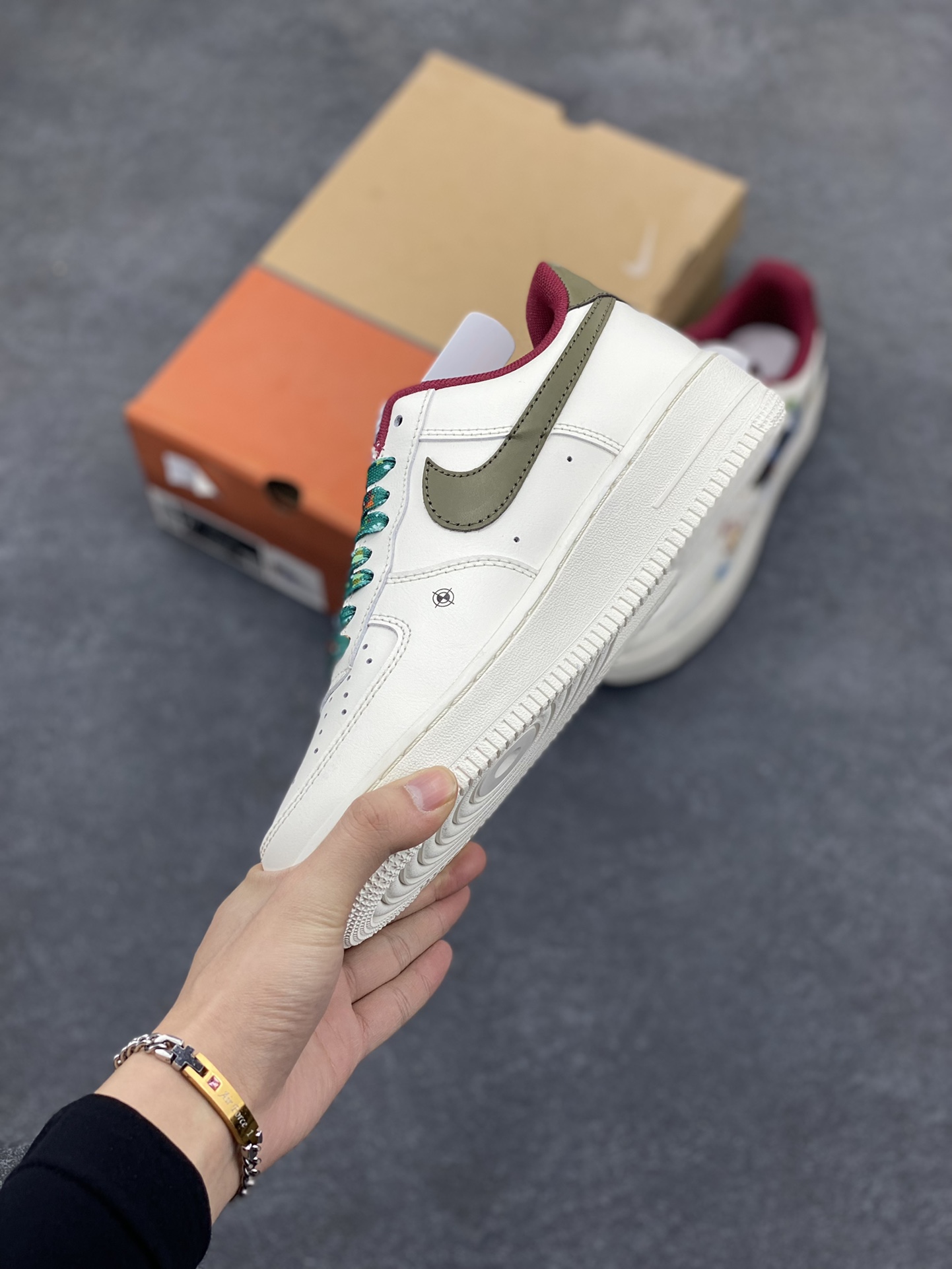 图片[3]-“圣诞派对”✨订制空军一号板鞋 该定制版球鞋选用原鞋款为Nike Air Force1空军一号低帮，以红绿色为主调，将经典圣诞配色用于鞋上，充满浓郁圣诞氛围，绿色象征生机，如同圣诞树，寓意希望，承载节日美好。传统与时尚融合，红绿色是圣诞传统色，在此基础上运用现代设计手法，圣诞老人图案布局、糖果等设计打造出既具传统韵味又彰显个性的定制鞋。 货号：DM0970-132 尺码：36 36.5 37.5 38 38.5 39 40 40.5 41 42 42.5 43 44 44.5 45-选品中心