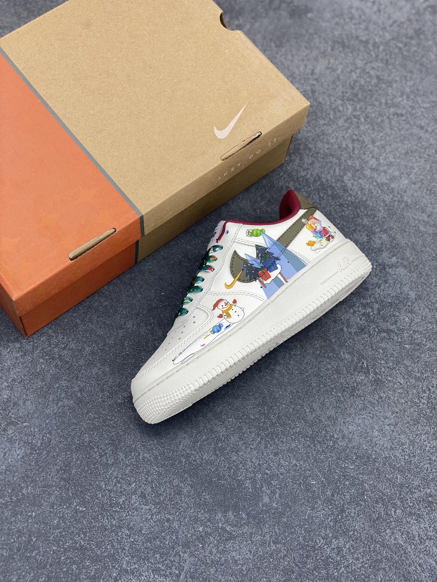 图片[7]-“圣诞派对”✨订制空军一号板鞋 该定制版球鞋选用原鞋款为Nike Air Force1空军一号低帮，以红绿色为主调，将经典圣诞配色用于鞋上，充满浓郁圣诞氛围，绿色象征生机，如同圣诞树，寓意希望，承载节日美好。传统与时尚融合，红绿色是圣诞传统色，在此基础上运用现代设计手法，圣诞老人图案布局、糖果等设计打造出既具传统韵味又彰显个性的定制鞋。 货号：DM0970-132 尺码：36 36.5 37.5 38 38.5 39 40 40.5 41 42 42.5 43 44 44.5 45-选品中心