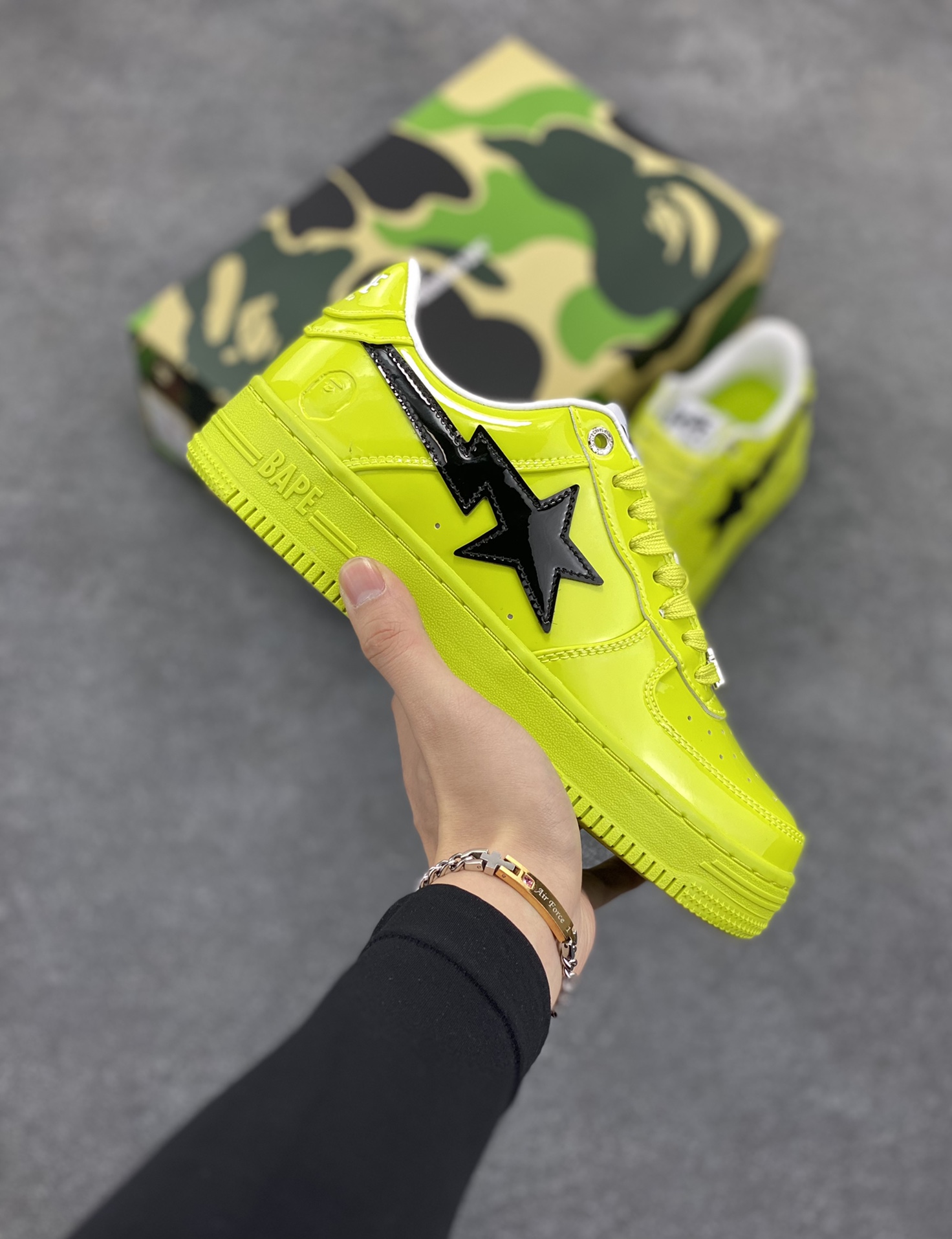 Bape Sk8 Sta To Nigo“ 潮流教父Nigo 品牌 猿人头低帮经典运动休闲板鞋 全套顶级包装 包含猿人logo定制防尘袋 定制迷彩鞋垫一副 抗压收纳抽屉式鞋盒 货号:1K30291302 尺码:36 36.5 37.5 38 38.5 39 40 40.5 41 42 42.5 43 44 44.5 45 46-选品中心