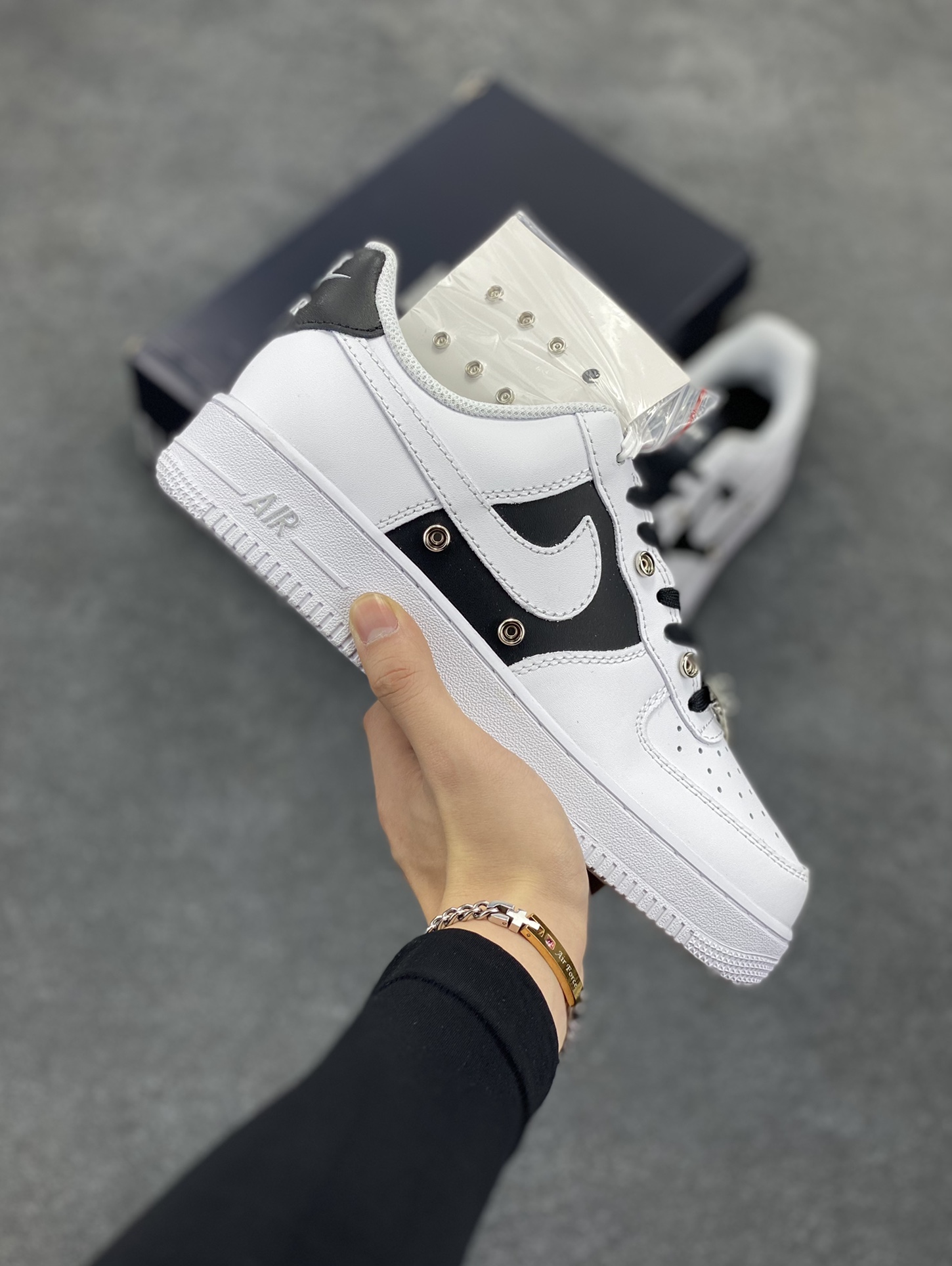 Nike Air Force 1 Low 银扣 原楦头原纸板 打造纯正空军版型#专注外贸渠道 全掌内置蜂窝气垫 #原盒配件 原厂中底钢印、拉帮完美 货号：DA8571-100 尺码：36 36.5 37.5 38 38.5 39 40 40.5 41 42 42.5 43 44 44.5 45-选品中心