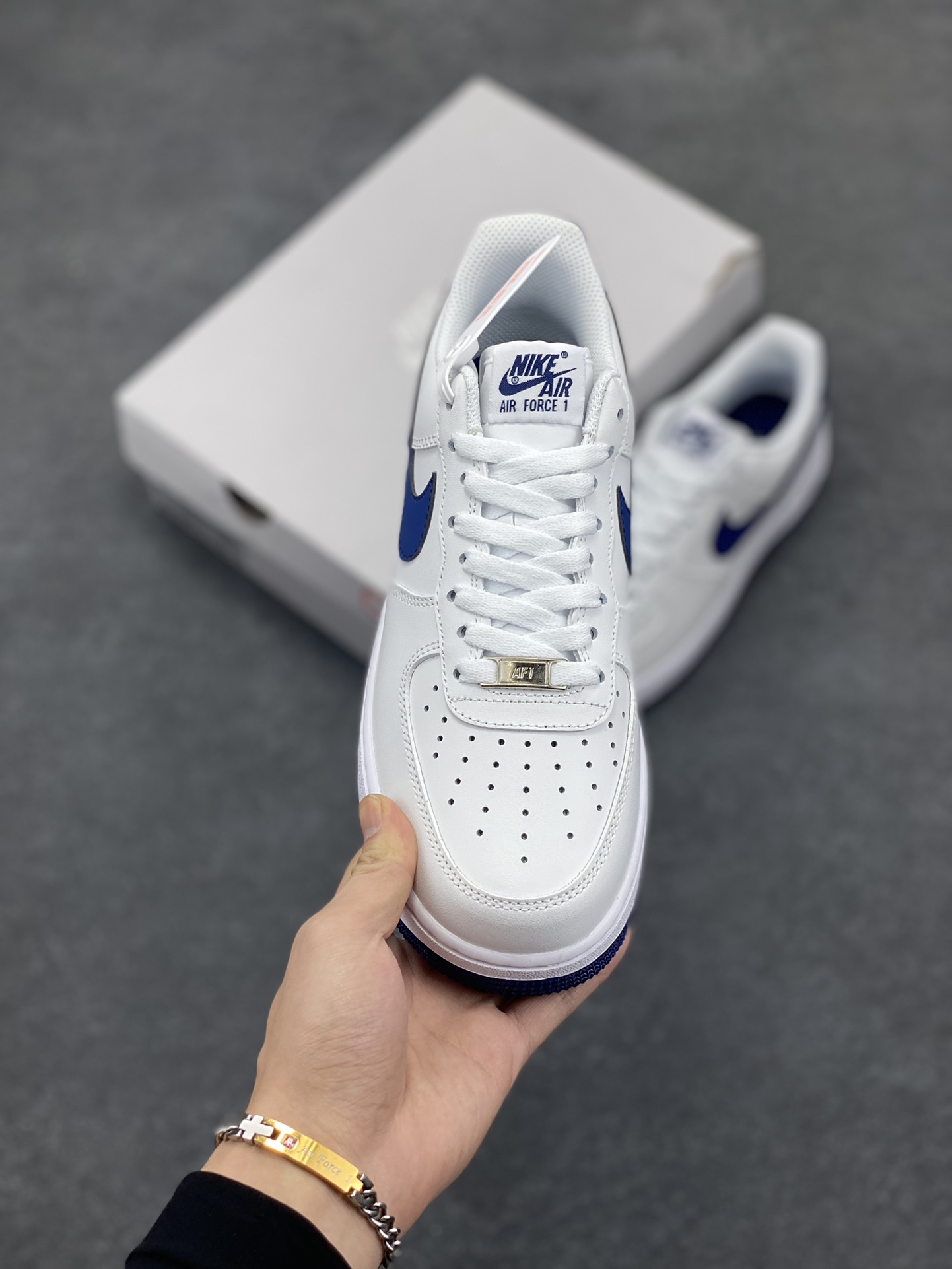 图片[2]-福利特价 Nk Air Force 1\’07 Low 白深蓝 空军一号低帮休闲板鞋 原楦头原纸板 打造纯正空军版型#专注外贸渠道 全掌内置蜂窝气垫 #原盒配件 原厂中底钢印、拉帮完美 货号：FJ4146-104 尺码：36 36.5 37.5 38 38.5 39 40 40.5 41 42 42.5 43 44 44.5 45-选品中心