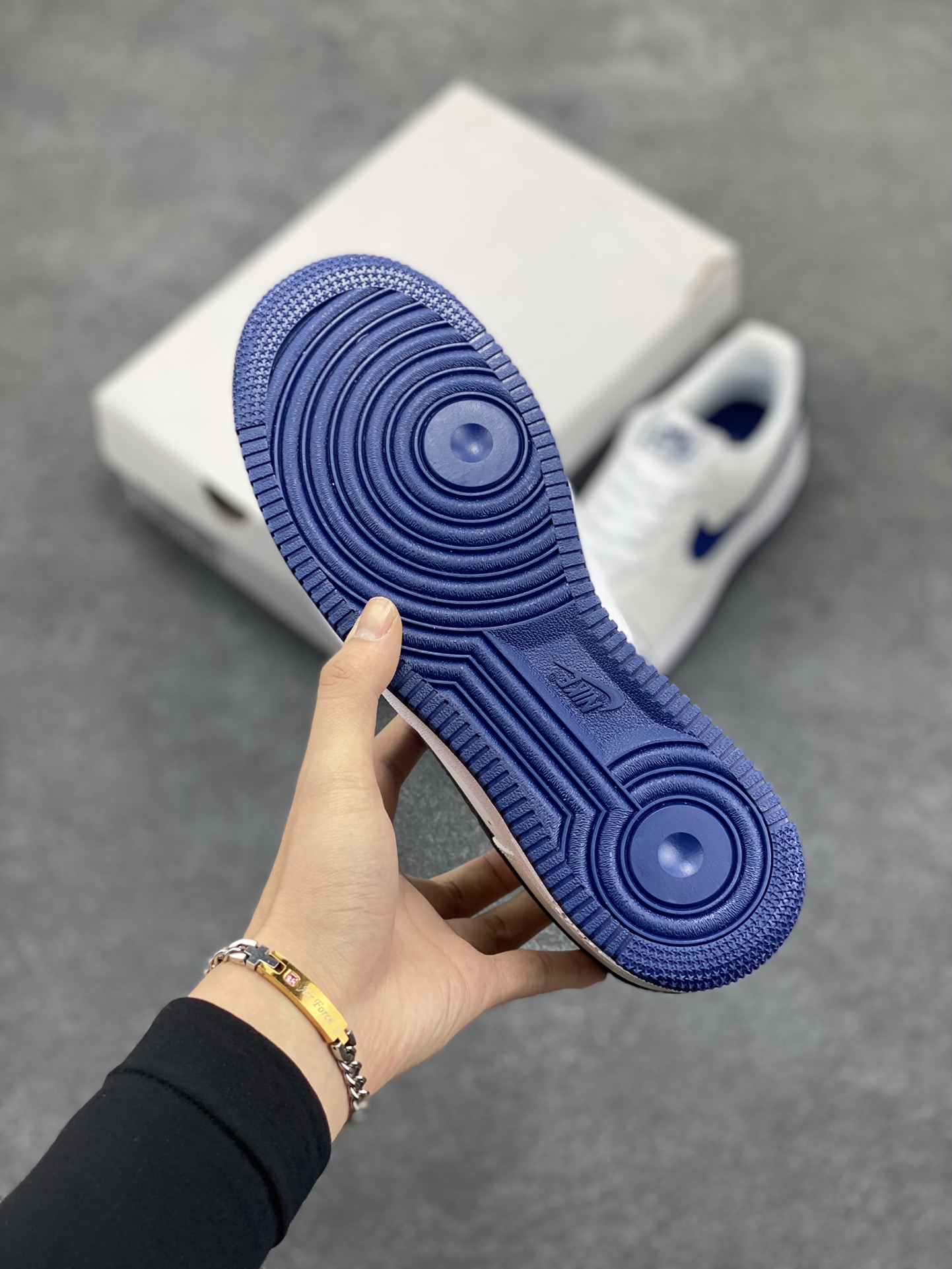 图片[5]-福利特价 Nk Air Force 1\’07 Low 白深蓝 空军一号低帮休闲板鞋 原楦头原纸板 打造纯正空军版型#专注外贸渠道 全掌内置蜂窝气垫 #原盒配件 原厂中底钢印、拉帮完美 货号：FJ4146-104 尺码：36 36.5 37.5 38 38.5 39 40 40.5 41 42 42.5 43 44 44.5 45-选品中心