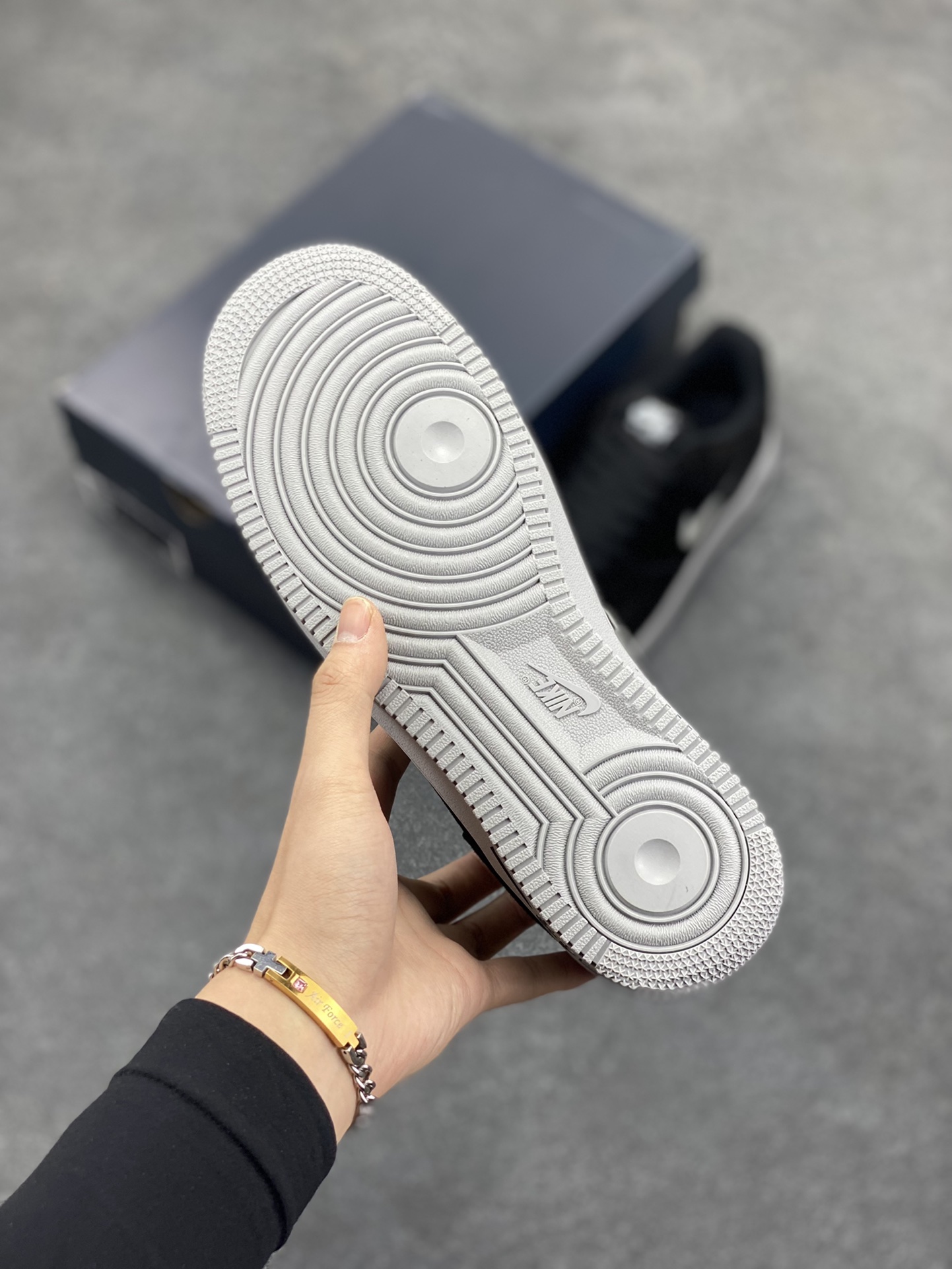 图片[5]-Nike Air Force 1 Low 翻毛黑果冻勾 原楦头原纸板 打造纯正空军版型#专注外贸渠道 全掌内置蜂窝气垫 #原盒配件 原厂中底钢印、拉帮完美 货号：HQ3827-002 尺码：36 36.5 37.5 38 38.5 39 40 40.5 41 42 42.5 43 44 44.5 45-选品中心