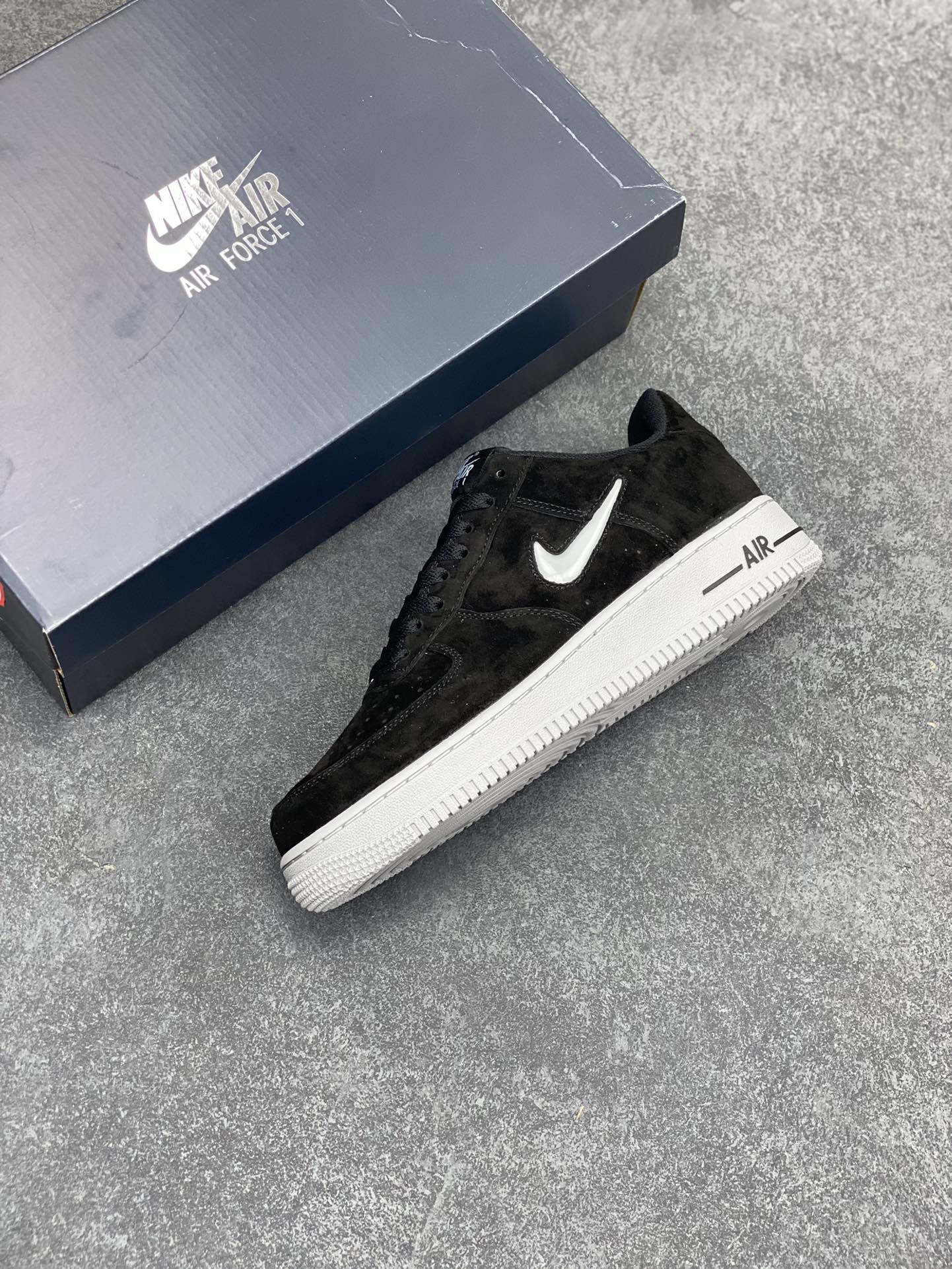 图片[7]-Nike Air Force 1 Low 翻毛黑果冻勾 原楦头原纸板 打造纯正空军版型#专注外贸渠道 全掌内置蜂窝气垫 #原盒配件 原厂中底钢印、拉帮完美 货号：HQ3827-002 尺码：36 36.5 37.5 38 38.5 39 40 40.5 41 42 42.5 43 44 44.5 45-选品中心