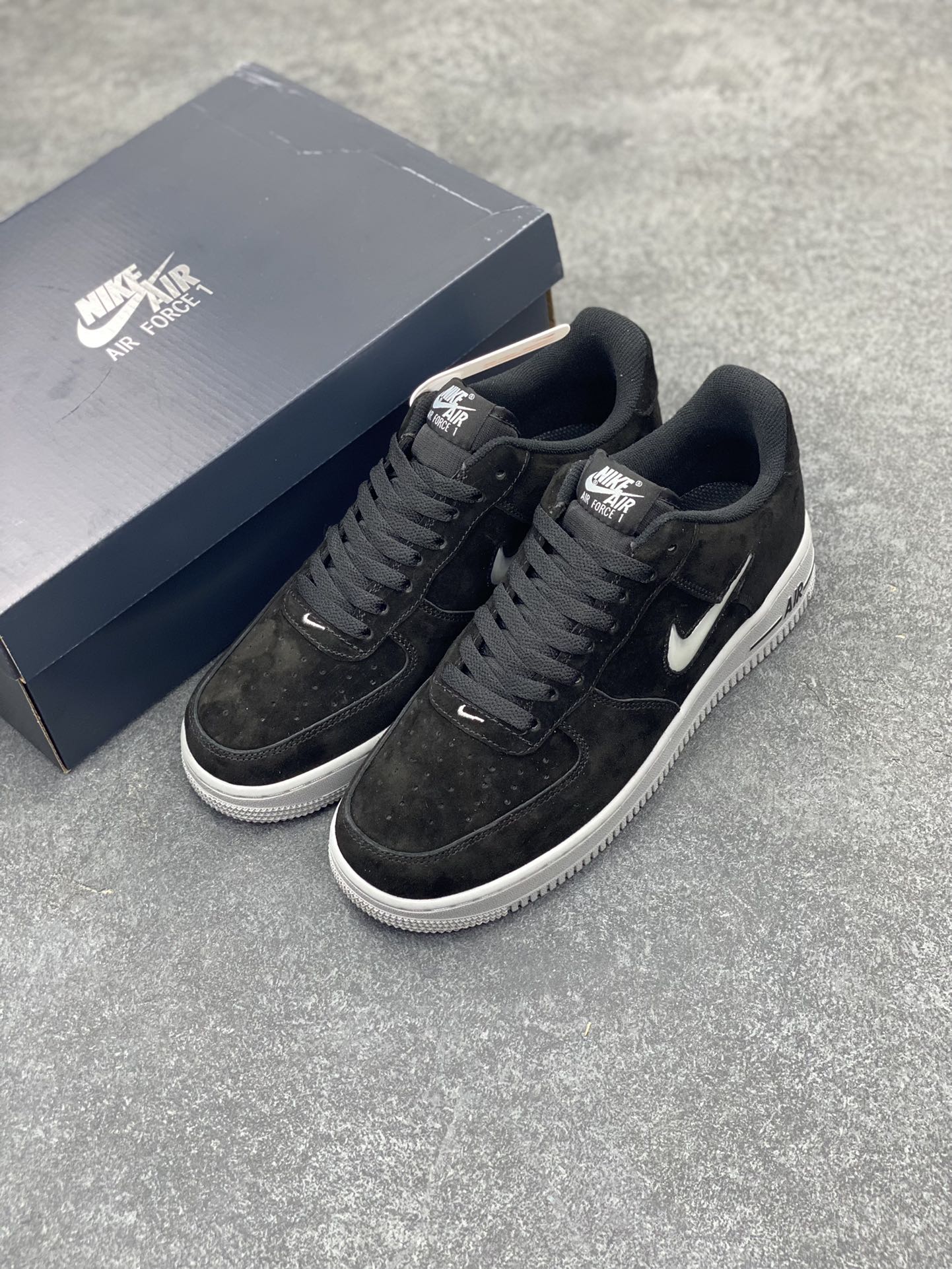 图片[8]-Nike Air Force 1 Low 翻毛黑果冻勾 原楦头原纸板 打造纯正空军版型#专注外贸渠道 全掌内置蜂窝气垫 #原盒配件 原厂中底钢印、拉帮完美 货号：HQ3827-002 尺码：36 36.5 37.5 38 38.5 39 40 40.5 41 42 42.5 43 44 44.5 45-选品中心