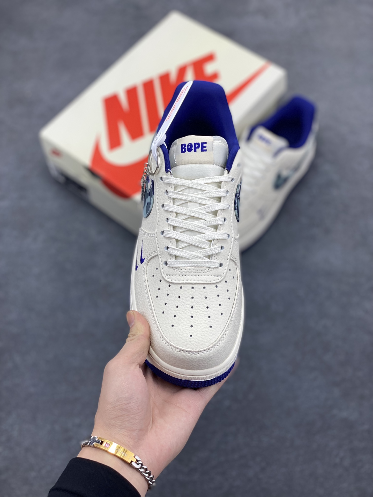 图片[2]-NIke Air Force 1 \’07 Low “Bape联名–蓝四小勾”空军一号 低帮 运动鞋 休闲鞋 折边针车 工艺难度大 原楦头原纸板 原装鞋盒 定制五金配件 内置全掌气垫 原厂鞋底 货号：KK1988-036 尺码：36 36.5 37.5 38 38.5 39 40 40.5 41 42 42.5 43 44 44.5 45-选品中心