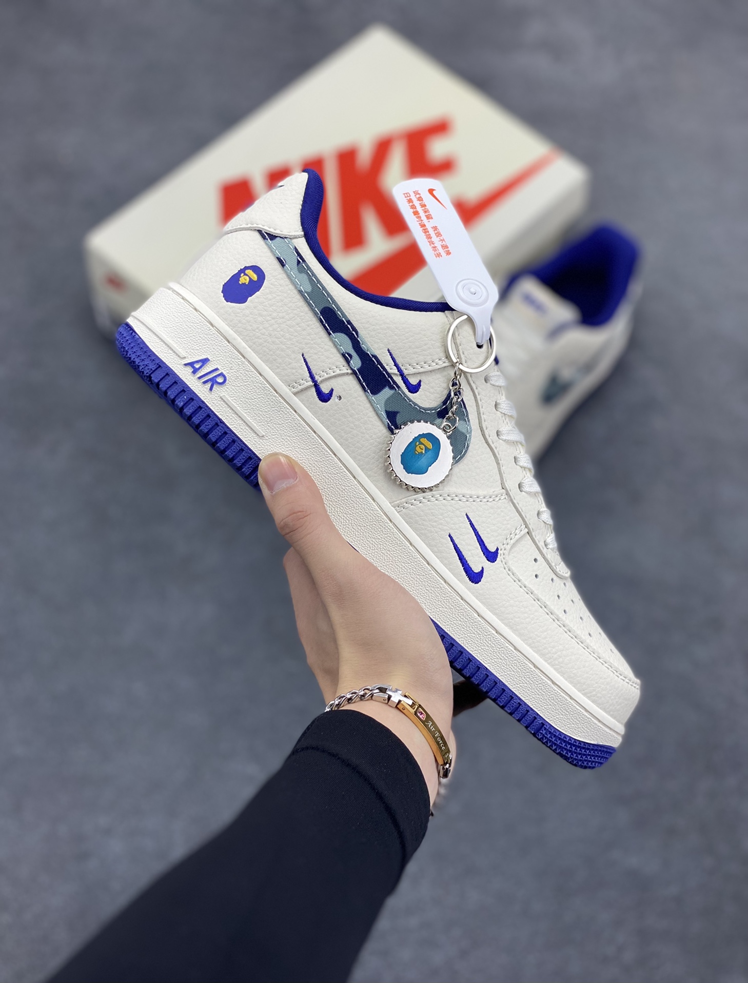 NIke Air Force 1 \’07 Low “Bape联名–蓝四小勾”空军一号 低帮 运动鞋 休闲鞋 折边针车 工艺难度大 原楦头原纸板 原装鞋盒 定制五金配件 内置全掌气垫 原厂鞋底 货号：KK1988-036 尺码：36 36.5 37.5 38 38.5 39 40 40.5 41 42 42.5 43 44 44.5 45-选品中心