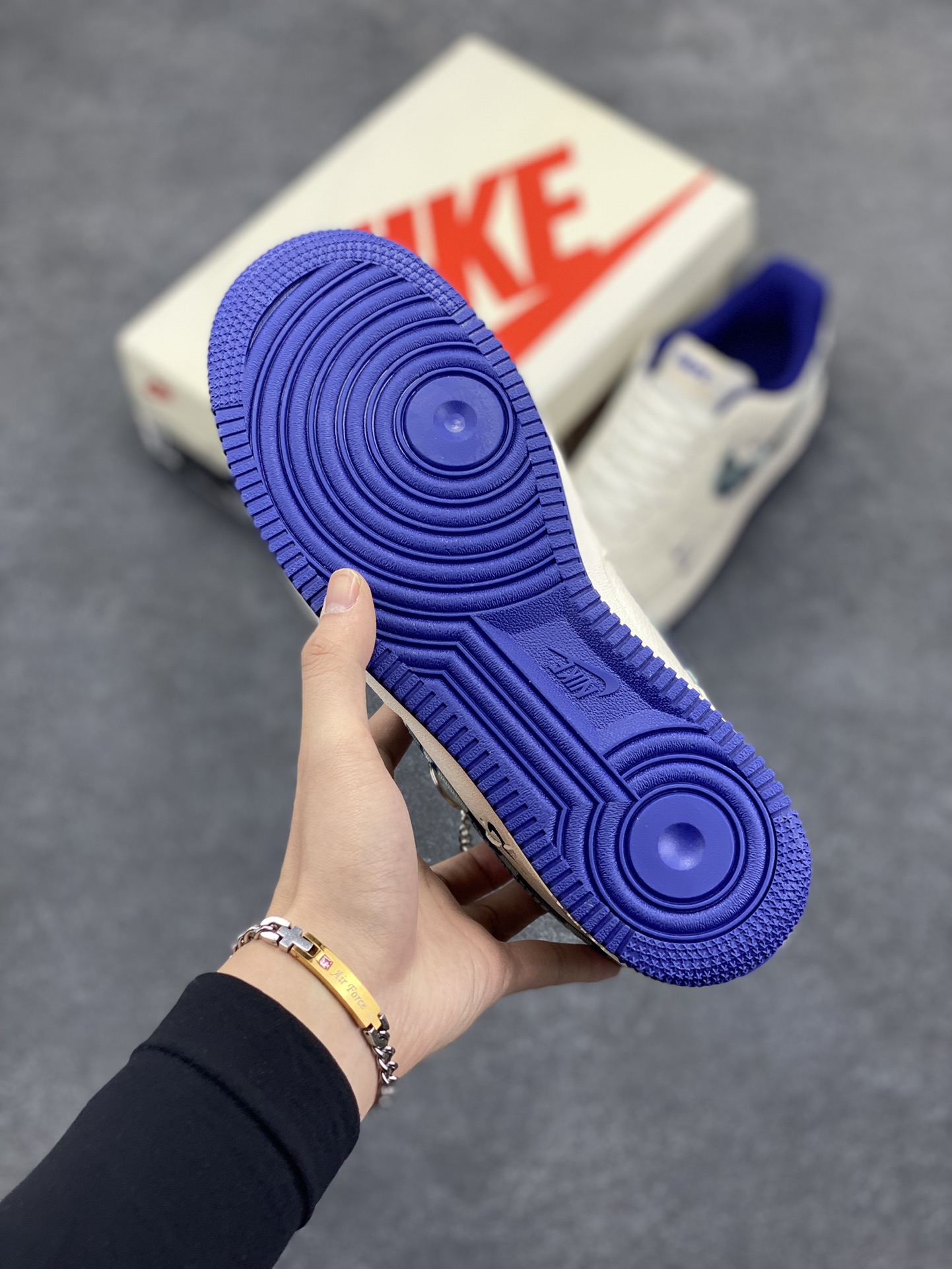 图片[5]-NIke Air Force 1 \’07 Low “Bape联名–蓝四小勾”空军一号 低帮 运动鞋 休闲鞋 折边针车 工艺难度大 原楦头原纸板 原装鞋盒 定制五金配件 内置全掌气垫 原厂鞋底 货号：KK1988-036 尺码：36 36.5 37.5 38 38.5 39 40 40.5 41 42 42.5 43 44 44.5 45-选品中心
