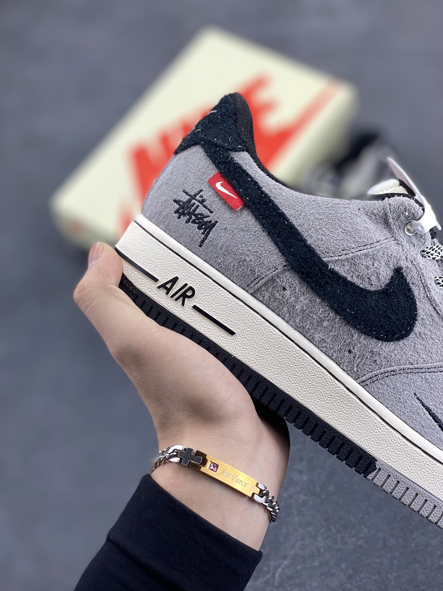 图片[6]-NIke Air Force 1 \’07 Low “斯图西联名–翻毛灰”空军一号 低帮 运动鞋 休闲鞋 折边针车 工艺难度大 原楦头原纸板 原装鞋盒 定制五金配件 内置全掌气垫 原厂鞋底 货号：SJ6698-018 尺码：36 36.5 37.5 38 38.5 39 40 40.5 41 42 42.5 43 44 44.5 45-选品中心