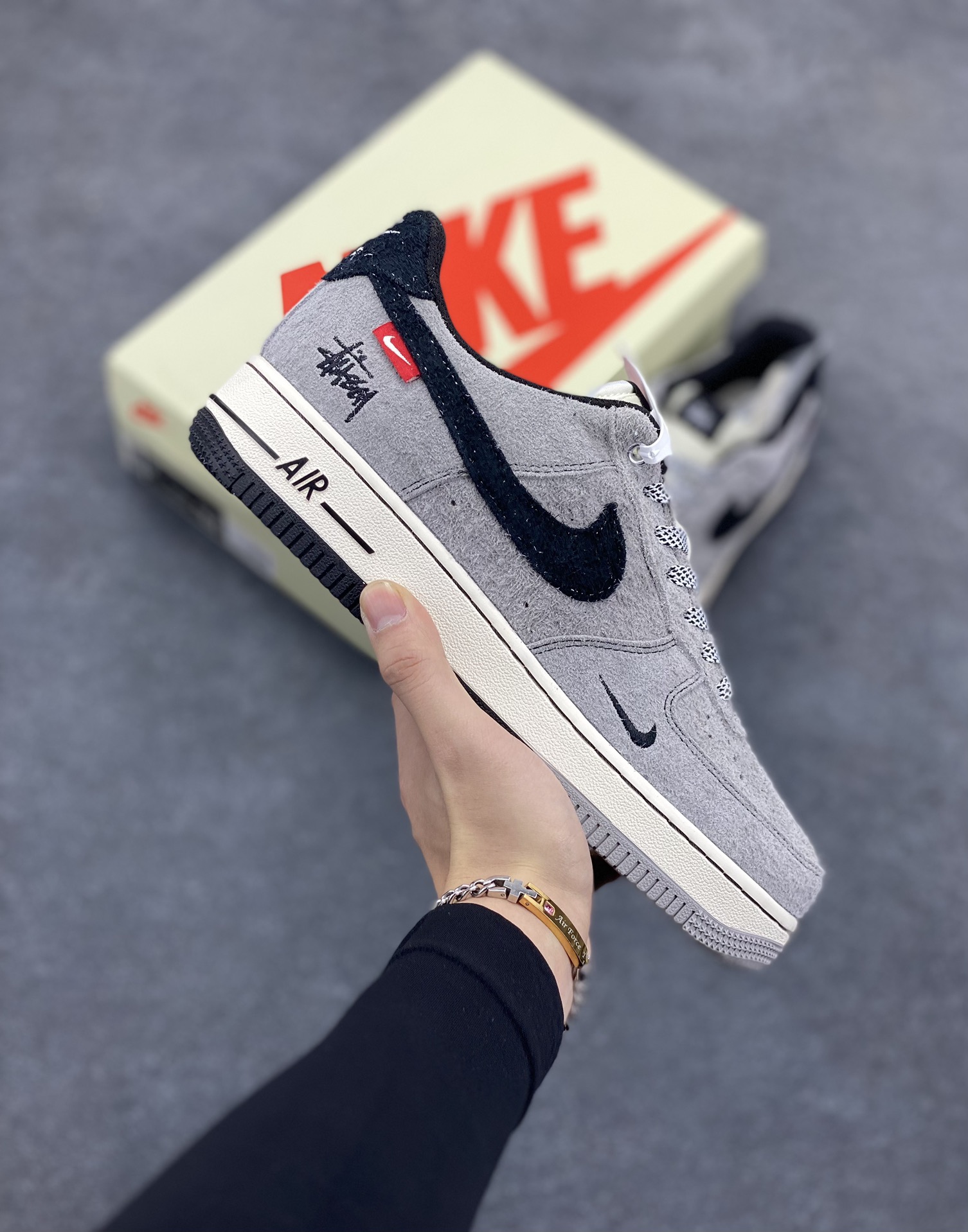 NIke Air Force 1 \’07 Low “斯图西联名–翻毛灰”空军一号 低帮 运动鞋 休闲鞋 折边针车 工艺难度大 原楦头原纸板 原装鞋盒 定制五金配件 内置全掌气垫 原厂鞋底 货号:SJ6698-018 尺码:36 36.5 37.5 38 38.5 39 40 40.5 41 42 42.5 43 44 44.5 45-选品中心