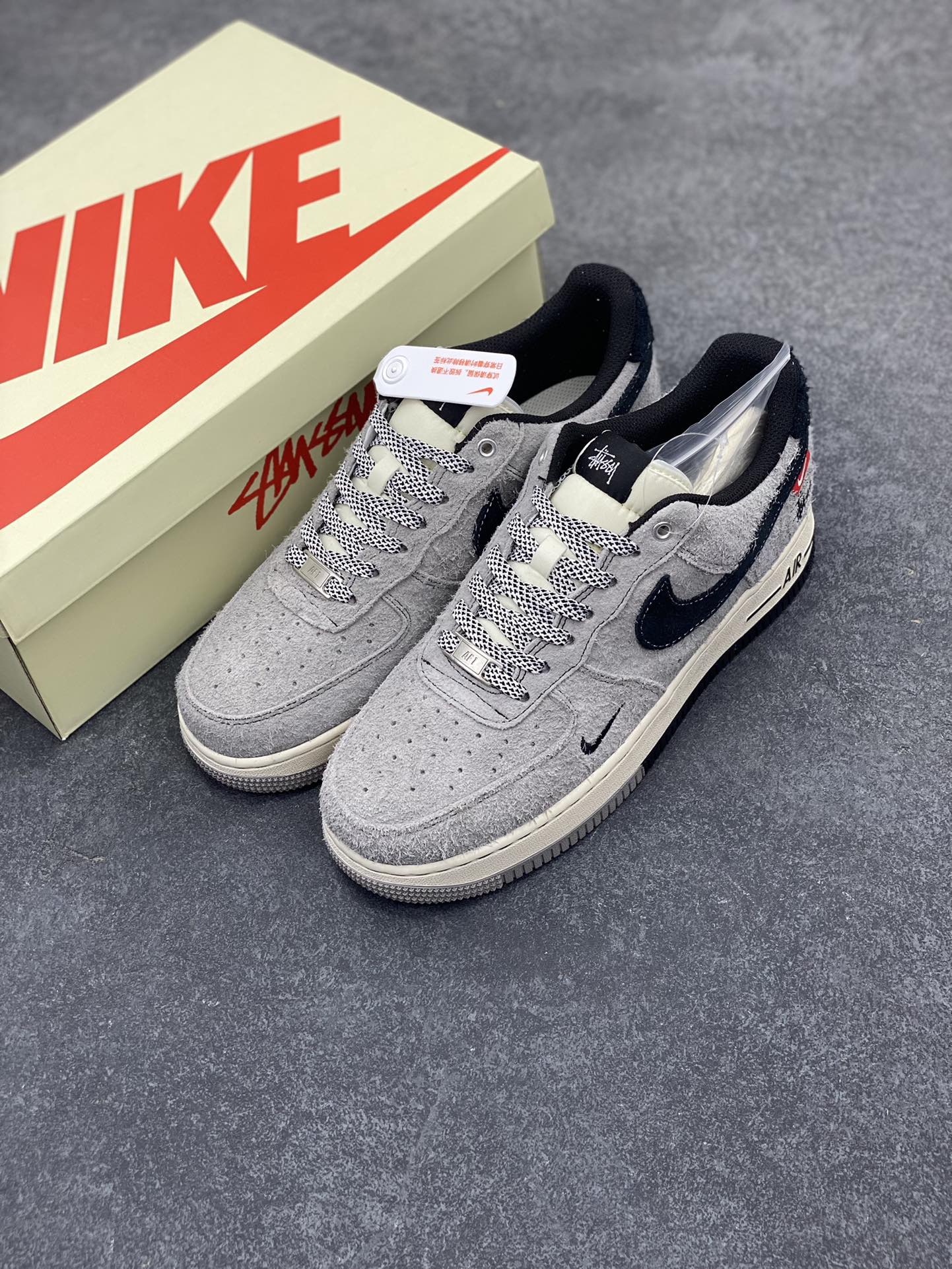 图片[8]-NIke Air Force 1 \’07 Low “斯图西联名–翻毛灰”空军一号 低帮 运动鞋 休闲鞋 折边针车 工艺难度大 原楦头原纸板 原装鞋盒 定制五金配件 内置全掌气垫 原厂鞋底 货号：SJ6698-018 尺码：36 36.5 37.5 38 38.5 39 40 40.5 41 42 42.5 43 44 44.5 45-选品中心