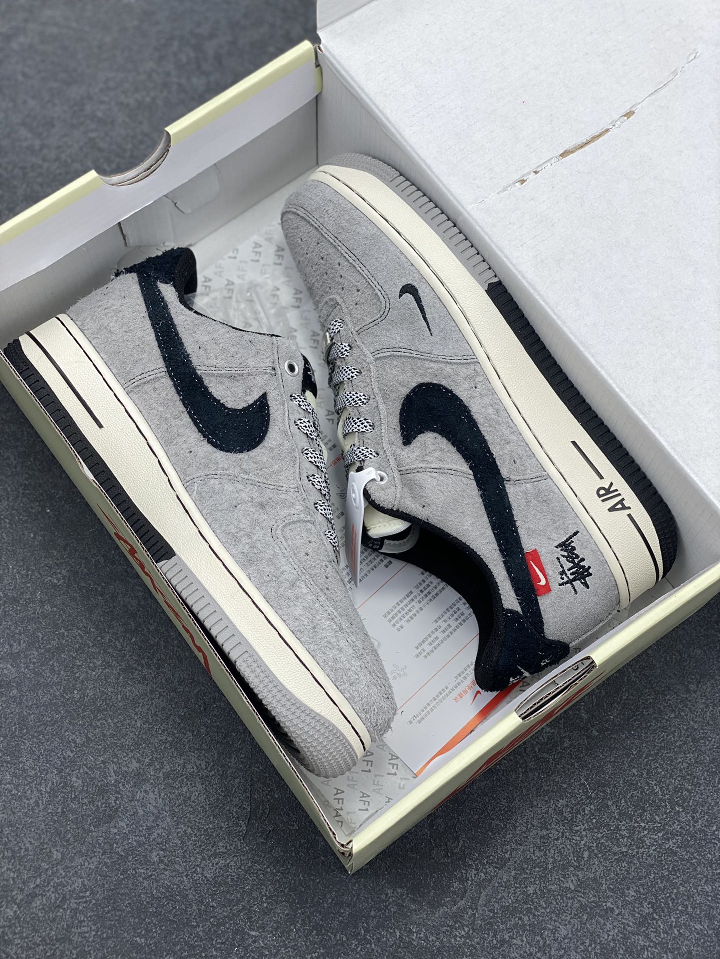 图片[9]-NIke Air Force 1 \’07 Low “斯图西联名–翻毛灰”空军一号 低帮 运动鞋 休闲鞋 折边针车 工艺难度大 原楦头原纸板 原装鞋盒 定制五金配件 内置全掌气垫 原厂鞋底 货号：SJ6698-018 尺码：36 36.5 37.5 38 38.5 39 40 40.5 41 42 42.5 43 44 44.5 45-选品中心