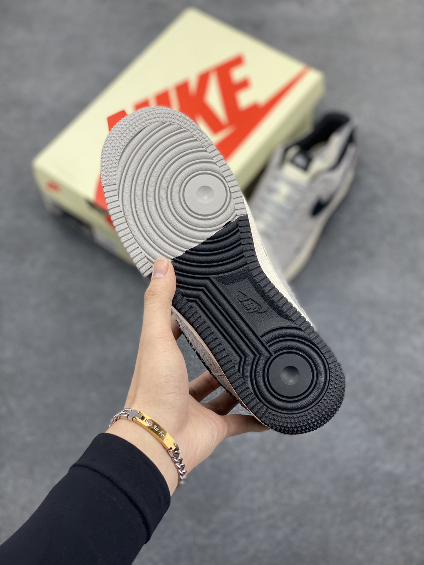 图片[5]-NIke Air Force 1 \’07 Low “斯图西联名–翻毛灰”空军一号 低帮 运动鞋 休闲鞋 折边针车 工艺难度大 原楦头原纸板 原装鞋盒 定制五金配件 内置全掌气垫 原厂鞋底 货号：SJ6698-018 尺码：36 36.5 37.5 38 38.5 39 40 40.5 41 42 42.5 43 44 44.5 45-选品中心