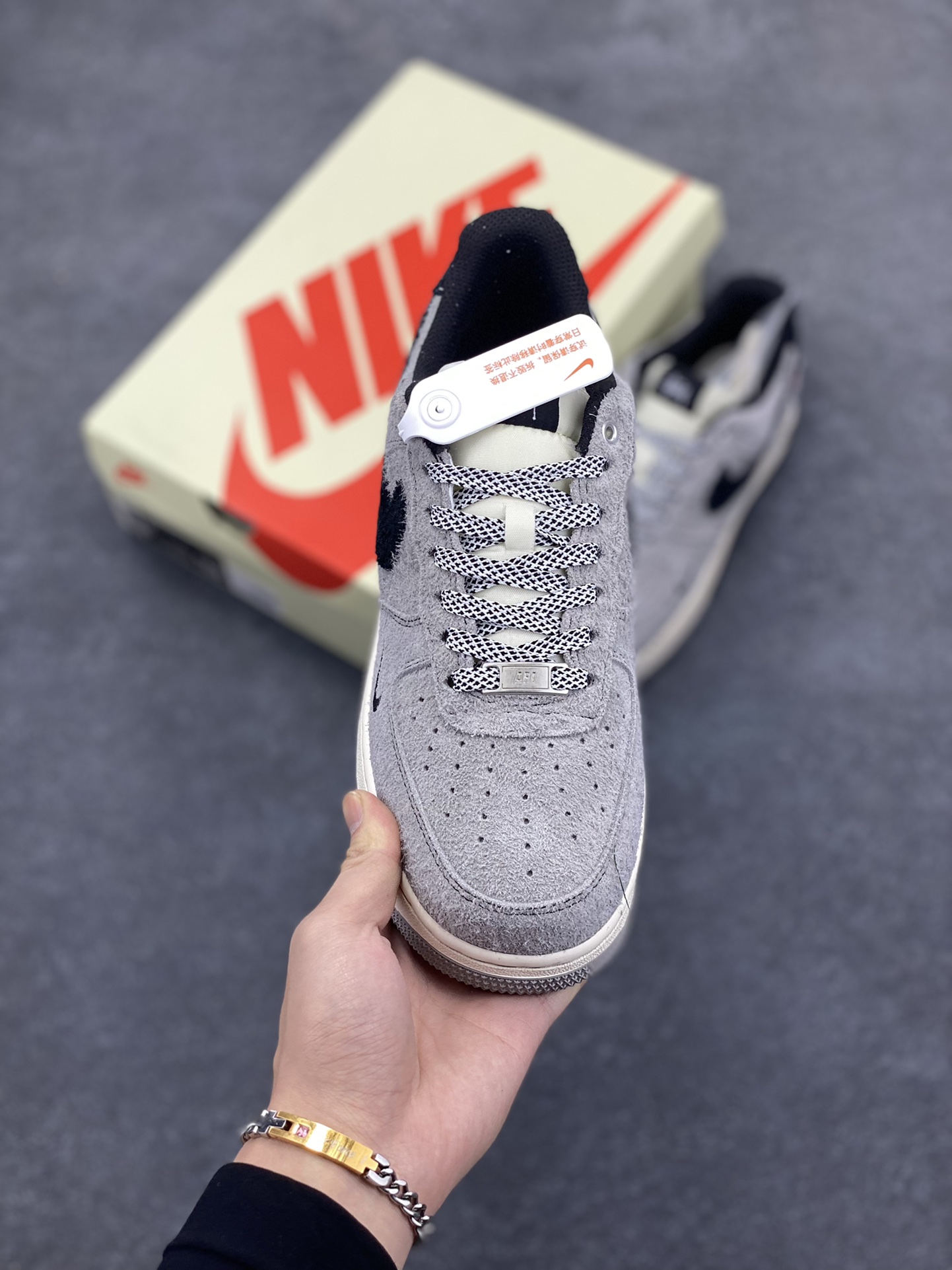 图片[2]-NIke Air Force 1 \’07 Low “斯图西联名–翻毛灰”空军一号 低帮 运动鞋 休闲鞋 折边针车 工艺难度大 原楦头原纸板 原装鞋盒 定制五金配件 内置全掌气垫 原厂鞋底 货号：SJ6698-018 尺码：36 36.5 37.5 38 38.5 39 40 40.5 41 42 42.5 43 44 44.5 45-选品中心