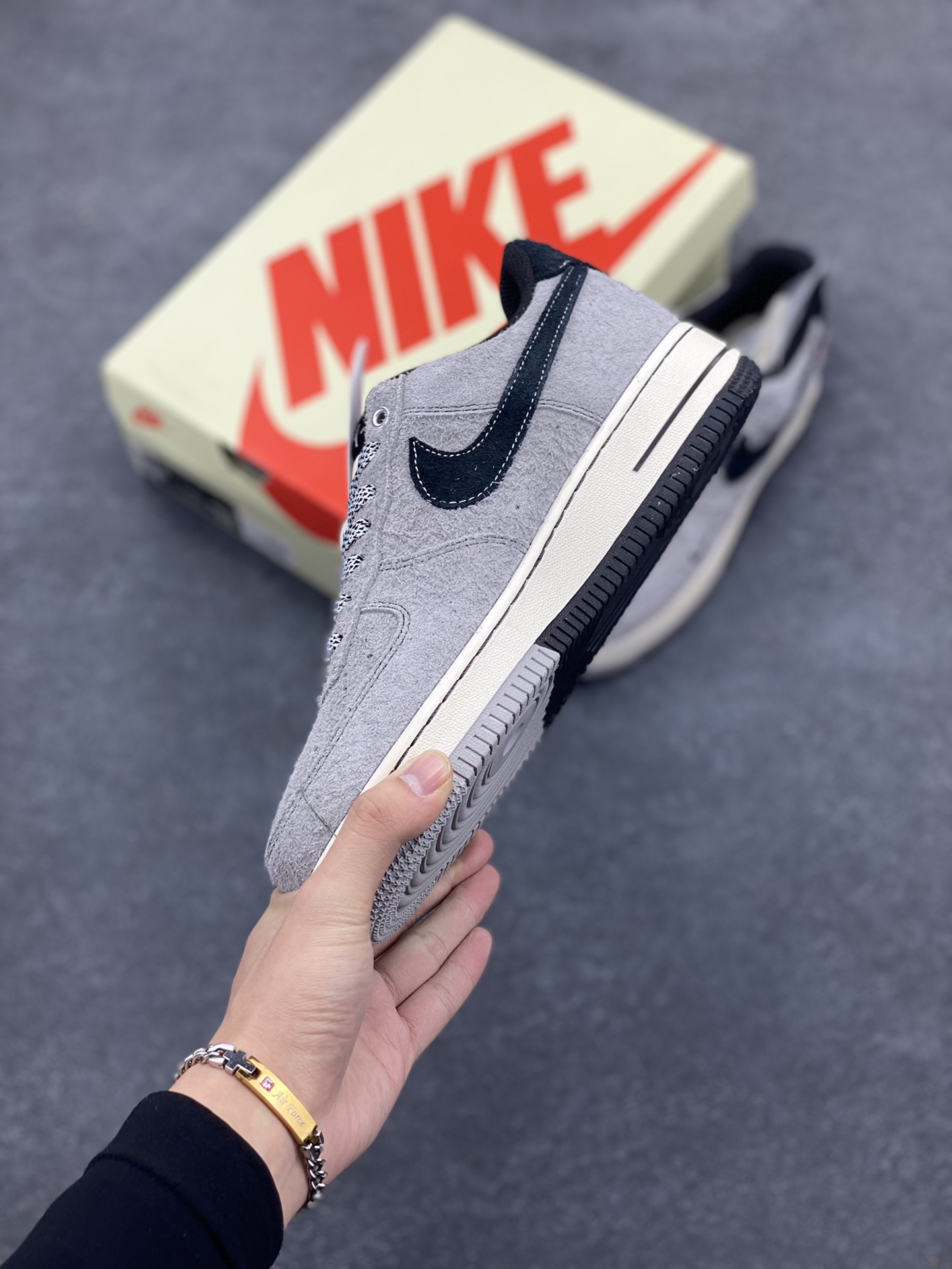 图片[3]-NIke Air Force 1 \’07 Low “斯图西联名–翻毛灰”空军一号 低帮 运动鞋 休闲鞋 折边针车 工艺难度大 原楦头原纸板 原装鞋盒 定制五金配件 内置全掌气垫 原厂鞋底 货号：SJ6698-018 尺码：36 36.5 37.5 38 38.5 39 40 40.5 41 42 42.5 43 44 44.5 45-选品中心