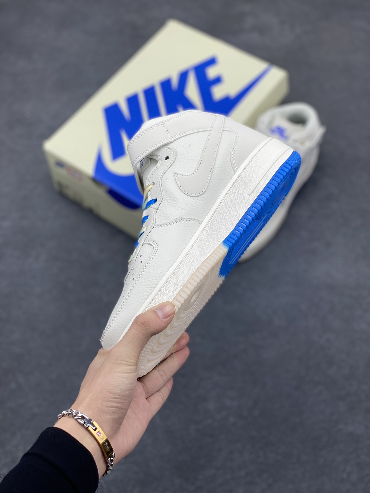 图片[3]-Nike Air Force 1 Mid \’07 “米白蓝”达拉斯独行侠城市限定中帮空军一号休闲板鞋 定制头成皮料 3M反光 原盒包装 原楦原纸板 水晶双色大底 纯正版型 内置全掌气垫 货号：DW5696-893 尺码：36 36.5 37.5 38 38.5 39 40 40.5 41 42 42.5 43 44 44.5 45-选品中心