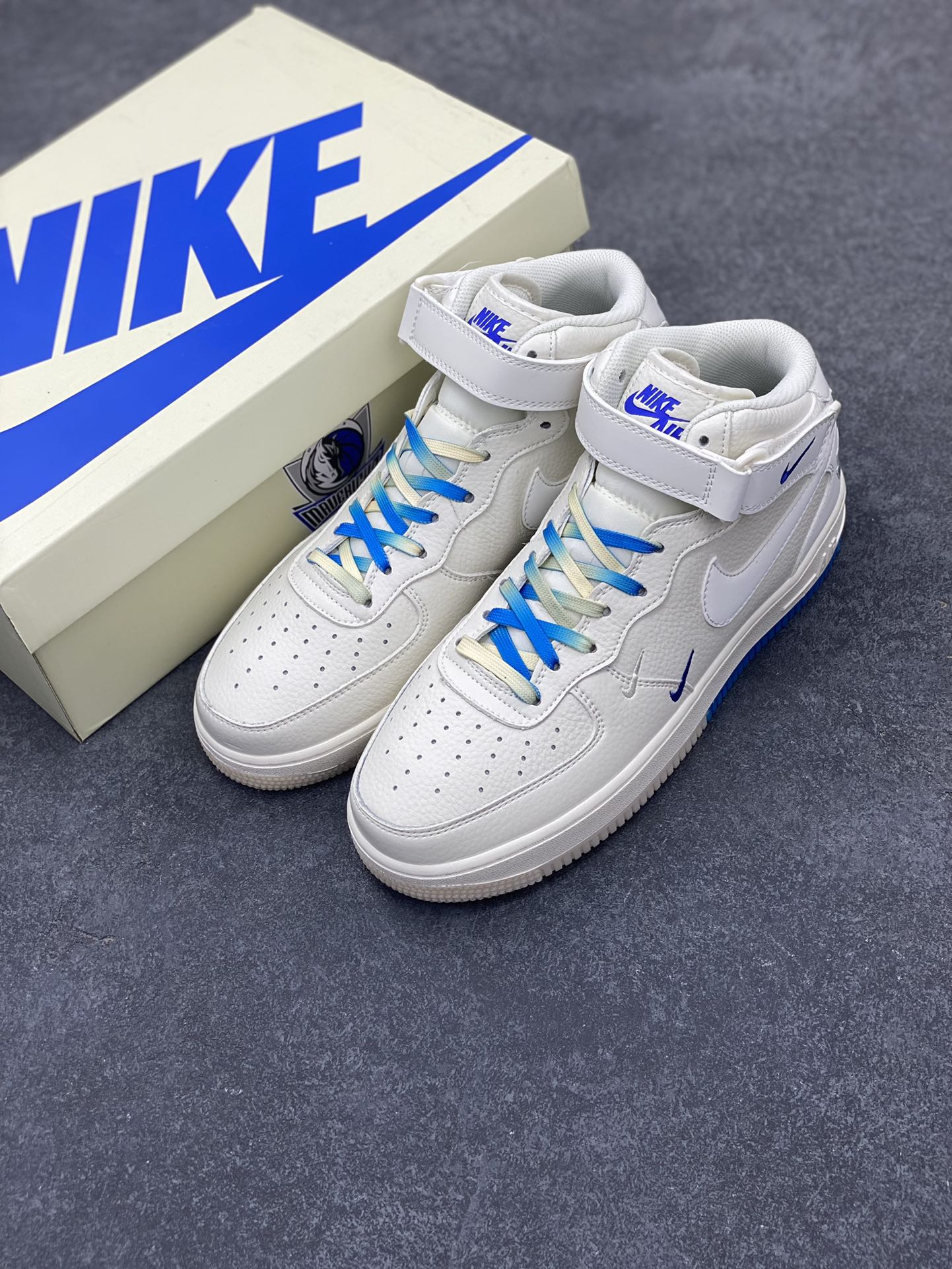 图片[8]-Nike Air Force 1 Mid \’07 “米白蓝”达拉斯独行侠城市限定中帮空军一号休闲板鞋 定制头成皮料 3M反光 原盒包装 原楦原纸板 水晶双色大底 纯正版型 内置全掌气垫 货号：DW5696-893 尺码：36 36.5 37.5 38 38.5 39 40 40.5 41 42 42.5 43 44 44.5 45-选品中心