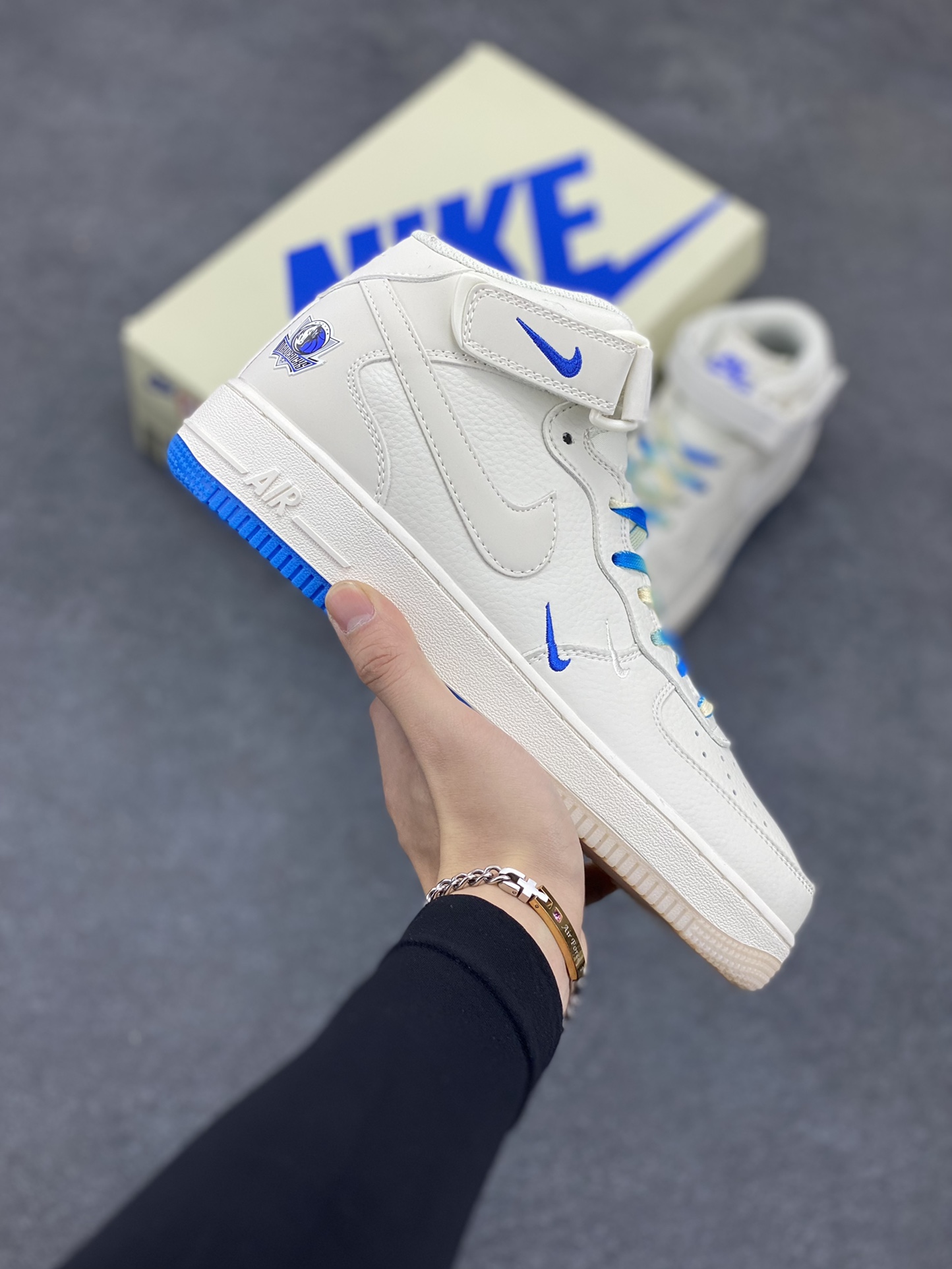 Nike Air Force 1 Mid \'07 “米白蓝”达拉斯独行侠城市限定中帮空军一号休闲板鞋 定制头成皮料 3M反光 原盒包装 原楦原纸板 水晶双色大底 纯正版型 内置全掌气垫 货号：DW5696-893 尺码：36 36.5 37.5 38 38.5 39 40 40.5 41 42 42.5 43 44 44.5 45-选品中心