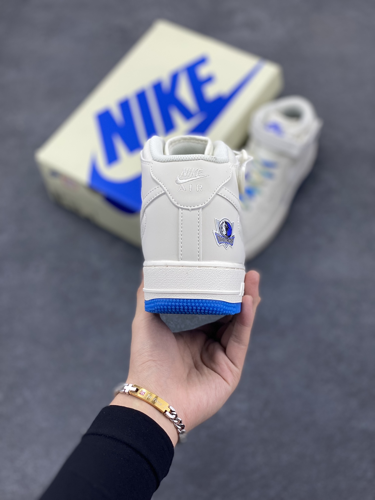 图片[4]-Nike Air Force 1 Mid \’07 “米白蓝”达拉斯独行侠城市限定中帮空军一号休闲板鞋 定制头成皮料 3M反光 原盒包装 原楦原纸板 水晶双色大底 纯正版型 内置全掌气垫 货号：DW5696-893 尺码：36 36.5 37.5 38 38.5 39 40 40.5 41 42 42.5 43 44 44.5 45-选品中心