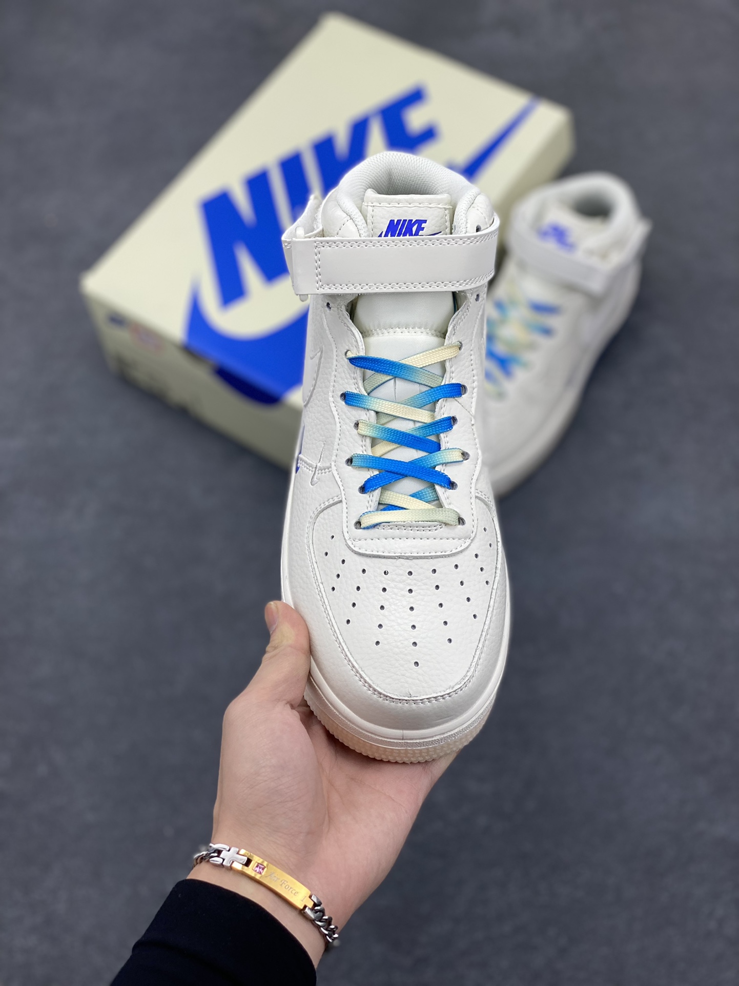 图片[2]-Nike Air Force 1 Mid \’07 “米白蓝”达拉斯独行侠城市限定中帮空军一号休闲板鞋 定制头成皮料 3M反光 原盒包装 原楦原纸板 水晶双色大底 纯正版型 内置全掌气垫 货号：DW5696-893 尺码：36 36.5 37.5 38 38.5 39 40 40.5 41 42 42.5 43 44 44.5 45-选品中心