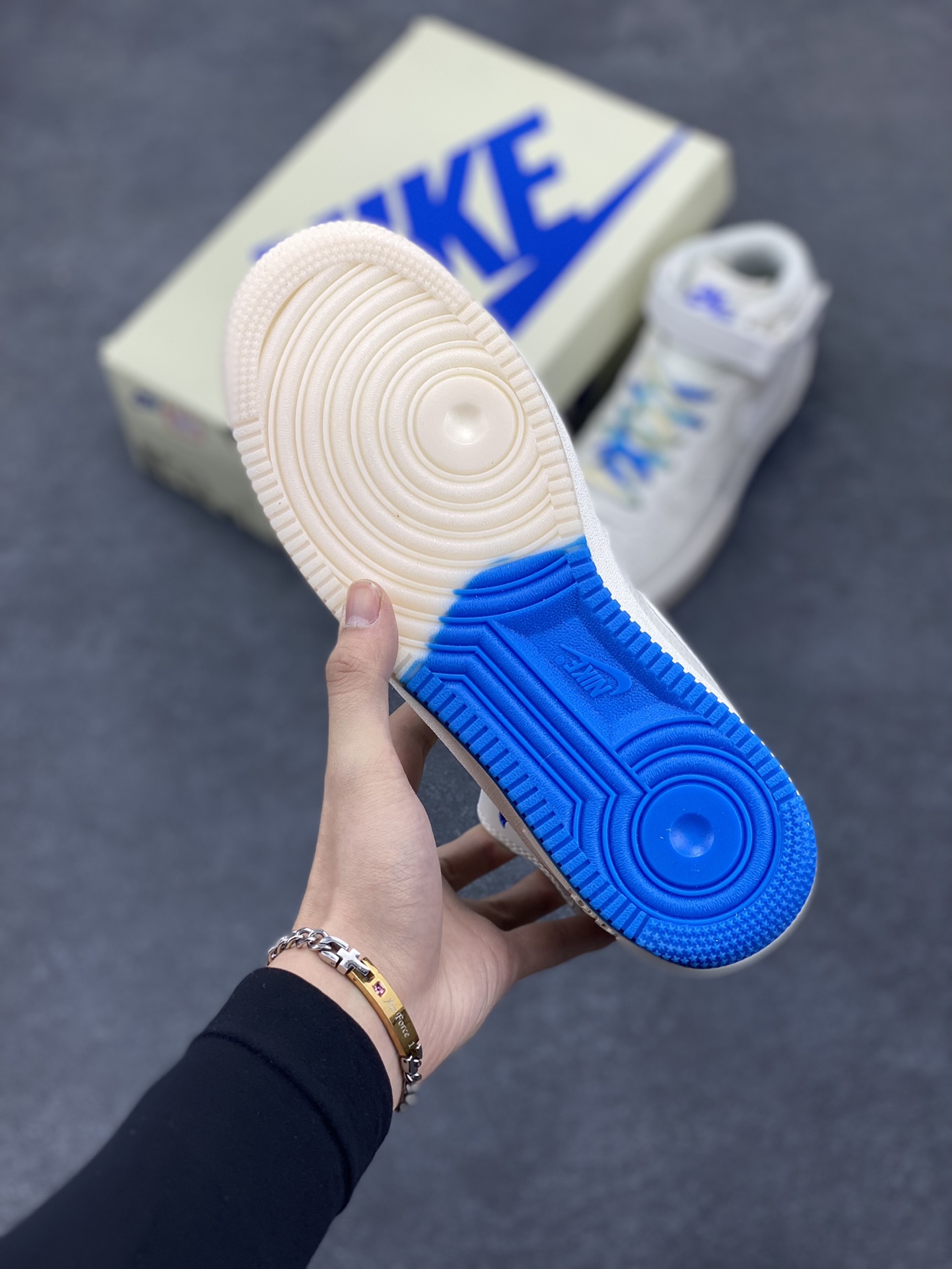 图片[5]-Nike Air Force 1 Mid \’07 “米白蓝”达拉斯独行侠城市限定中帮空军一号休闲板鞋 定制头成皮料 3M反光 原盒包装 原楦原纸板 水晶双色大底 纯正版型 内置全掌气垫 货号：DW5696-893 尺码：36 36.5 37.5 38 38.5 39 40 40.5 41 42 42.5 43 44 44.5 45-选品中心