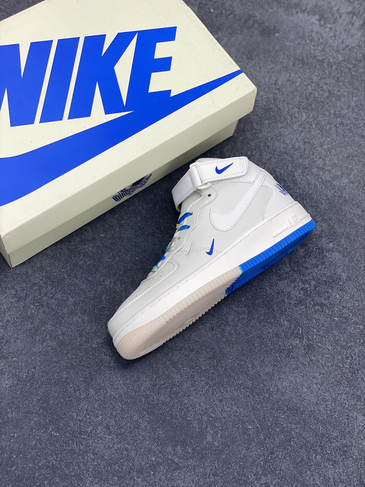 图片[7]-Nike Air Force 1 Mid \’07 “米白蓝”达拉斯独行侠城市限定中帮空军一号休闲板鞋 定制头成皮料 3M反光 原盒包装 原楦原纸板 水晶双色大底 纯正版型 内置全掌气垫 货号：DW5696-893 尺码：36 36.5 37.5 38 38.5 39 40 40.5 41 42 42.5 43 44 44.5 45-选品中心