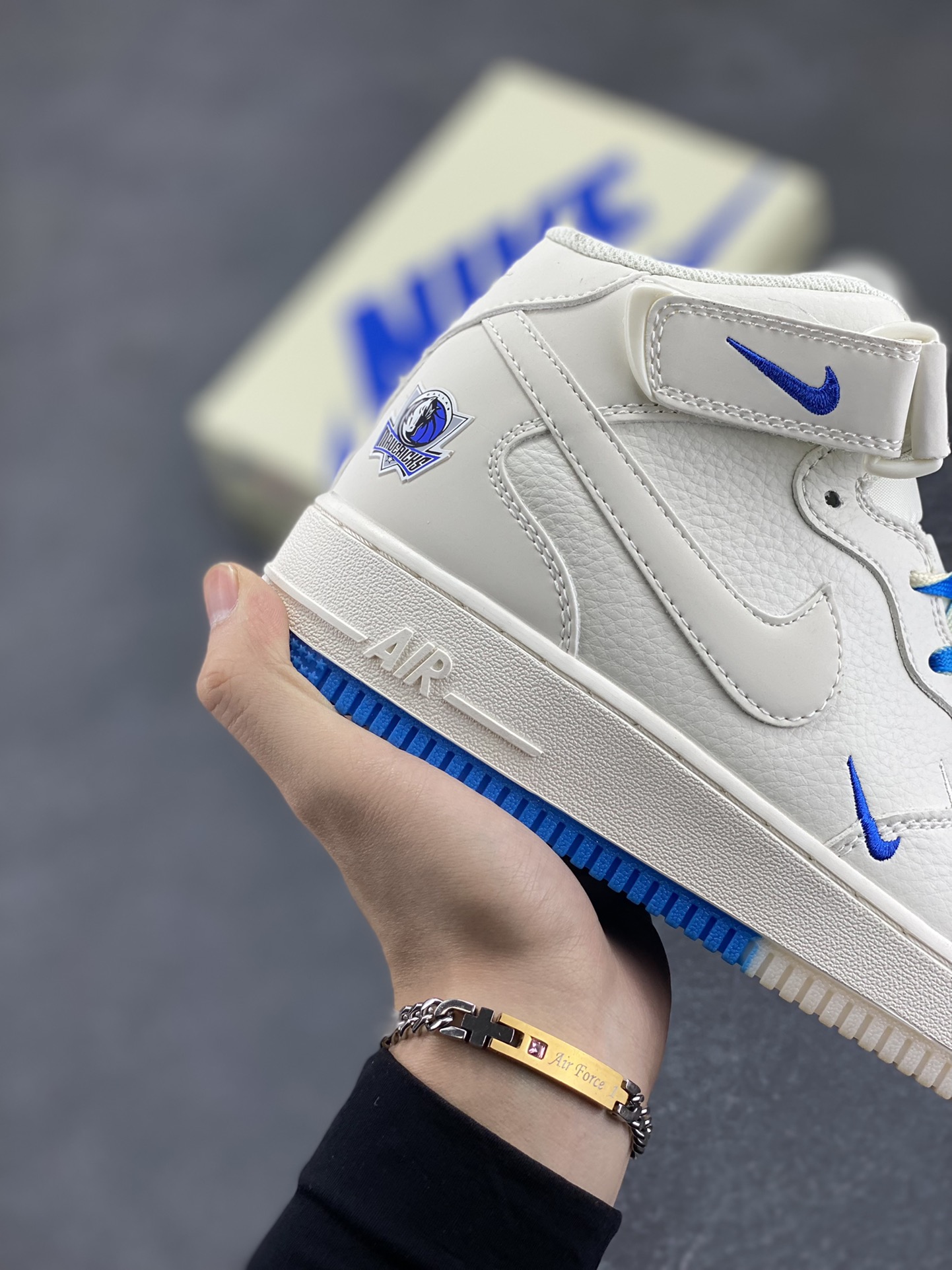 图片[6]-Nike Air Force 1 Mid \’07 “米白蓝”达拉斯独行侠城市限定中帮空军一号休闲板鞋 定制头成皮料 3M反光 原盒包装 原楦原纸板 水晶双色大底 纯正版型 内置全掌气垫 货号：DW5696-893 尺码：36 36.5 37.5 38 38.5 39 40 40.5 41 42 42.5 43 44 44.5 45-选品中心