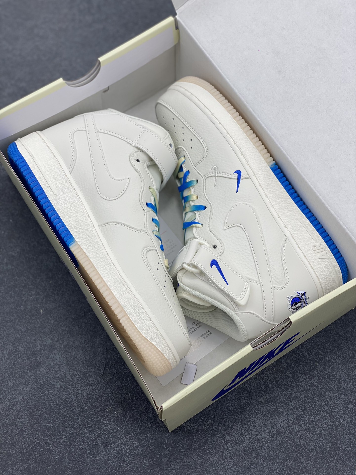 图片[9]-Nike Air Force 1 Mid \’07 “米白蓝”达拉斯独行侠城市限定中帮空军一号休闲板鞋 定制头成皮料 3M反光 原盒包装 原楦原纸板 水晶双色大底 纯正版型 内置全掌气垫 货号：DW5696-893 尺码：36 36.5 37.5 38 38.5 39 40 40.5 41 42 42.5 43 44 44.5 45-选品中心