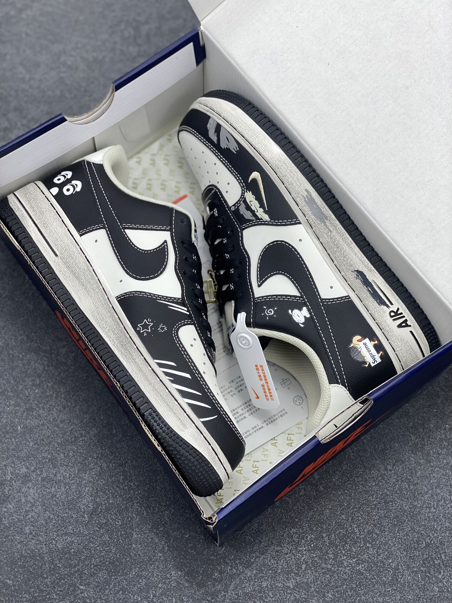 图片[9]-Nike Air Force 1 Low “Xin and Bai” “小新小白”空军一号低帮休闲运动板鞋 在春日部的一个平凡午后，阳光透过斑驳的树叶，洒在野原家的小院里。五岁的野原新之助正带着他心爱的宠物狗小白，开启又一段充满欢乐与新奇的冒险之旅。 货号：DD3301-880 尺码：36 36.5 37.5 38 38.5 39 40 40.5 41 42 42.5 43 44 44.5 45-选品中心