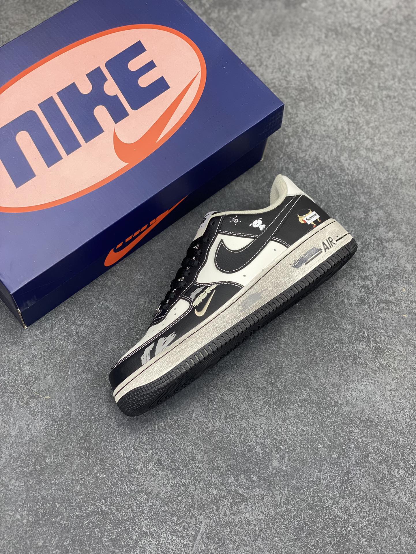 图片[7]-Nike Air Force 1 Low “Xin and Bai” “小新小白”空军一号低帮休闲运动板鞋 在春日部的一个平凡午后，阳光透过斑驳的树叶，洒在野原家的小院里。五岁的野原新之助正带着他心爱的宠物狗小白，开启又一段充满欢乐与新奇的冒险之旅。 货号：DD3301-880 尺码：36 36.5 37.5 38 38.5 39 40 40.5 41 42 42.5 43 44 44.5 45-选品中心