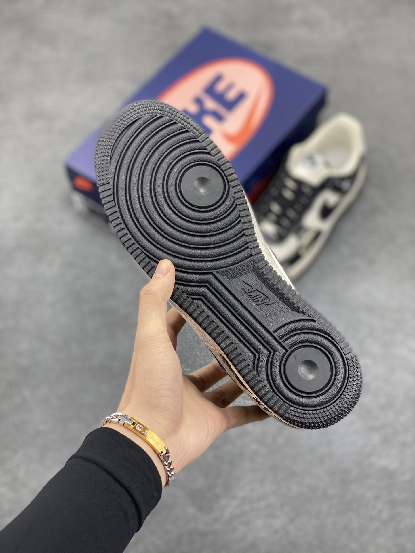 图片[5]-Nike Air Force 1 Low “Xin and Bai” “小新小白”空军一号低帮休闲运动板鞋 在春日部的一个平凡午后，阳光透过斑驳的树叶，洒在野原家的小院里。五岁的野原新之助正带着他心爱的宠物狗小白，开启又一段充满欢乐与新奇的冒险之旅。 货号：DD3301-880 尺码：36 36.5 37.5 38 38.5 39 40 40.5 41 42 42.5 43 44 44.5 45-选品中心