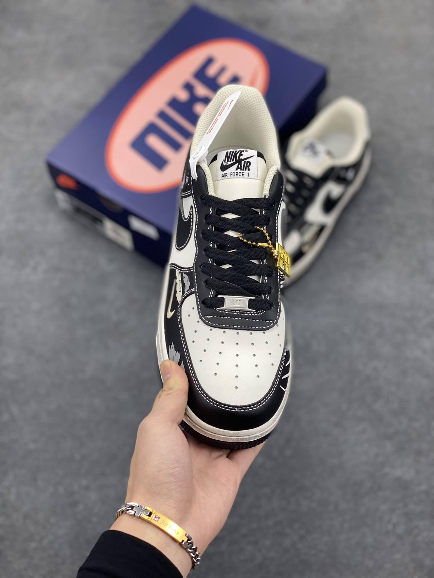 图片[2]-Nike Air Force 1 Low “Xin and Bai” “小新小白”空军一号低帮休闲运动板鞋 在春日部的一个平凡午后，阳光透过斑驳的树叶，洒在野原家的小院里。五岁的野原新之助正带着他心爱的宠物狗小白，开启又一段充满欢乐与新奇的冒险之旅。 货号：DD3301-880 尺码：36 36.5 37.5 38 38.5 39 40 40.5 41 42 42.5 43 44 44.5 45-选品中心