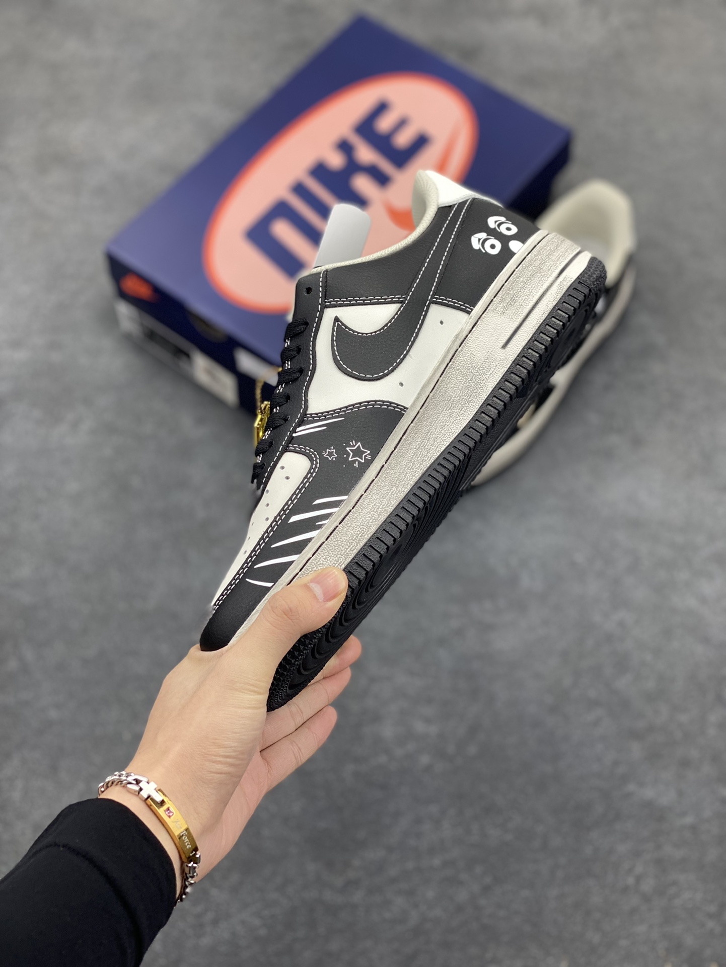 图片[3]-Nike Air Force 1 Low “Xin and Bai” “小新小白”空军一号低帮休闲运动板鞋 在春日部的一个平凡午后，阳光透过斑驳的树叶，洒在野原家的小院里。五岁的野原新之助正带着他心爱的宠物狗小白，开启又一段充满欢乐与新奇的冒险之旅。 货号：DD3301-880 尺码：36 36.5 37.5 38 38.5 39 40 40.5 41 42 42.5 43 44 44.5 45-选品中心