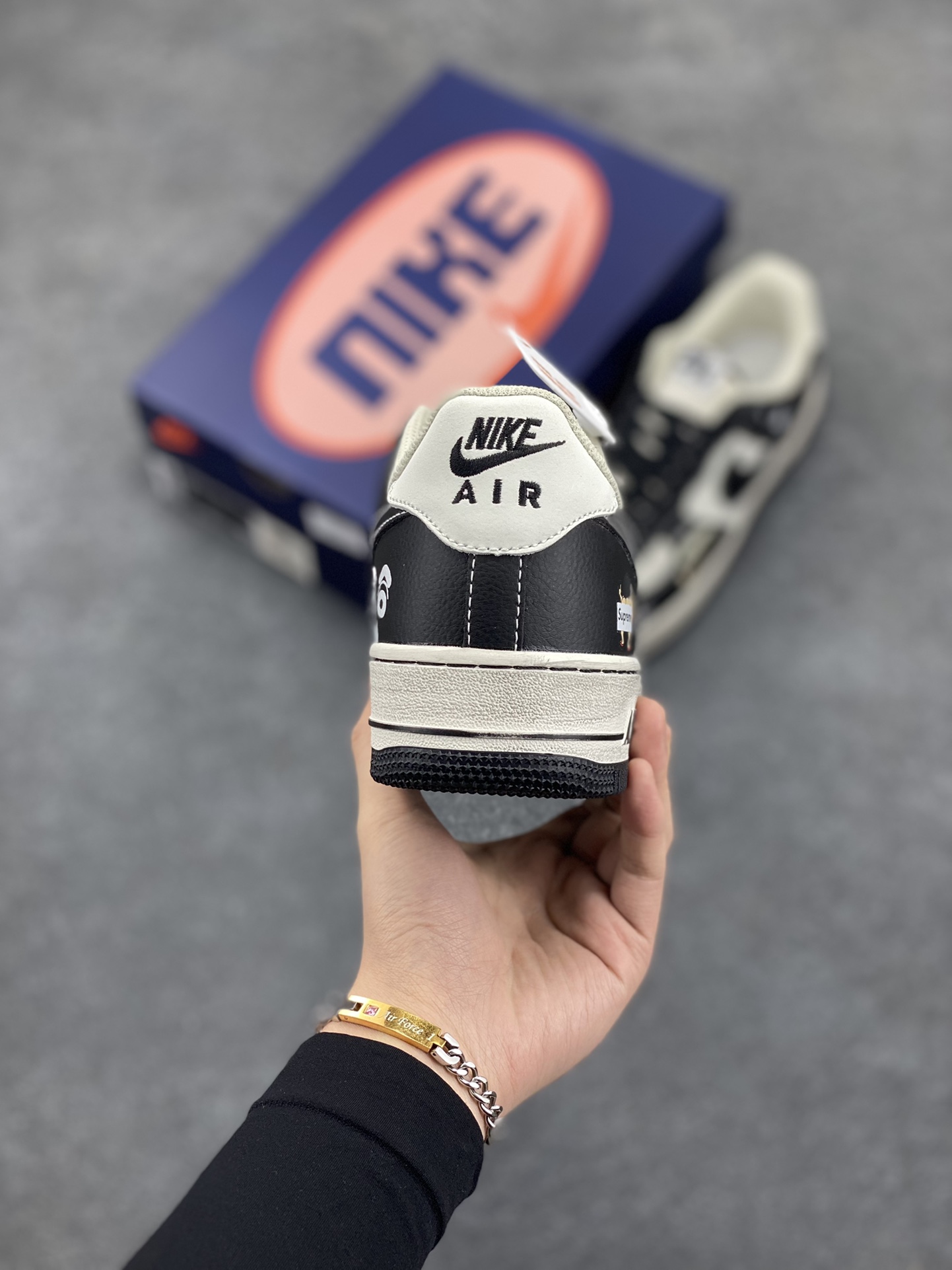 图片[4]-Nike Air Force 1 Low “Xin and Bai” “小新小白”空军一号低帮休闲运动板鞋 在春日部的一个平凡午后，阳光透过斑驳的树叶，洒在野原家的小院里。五岁的野原新之助正带着他心爱的宠物狗小白，开启又一段充满欢乐与新奇的冒险之旅。 货号：DD3301-880 尺码：36 36.5 37.5 38 38.5 39 40 40.5 41 42 42.5 43 44 44.5 45-选品中心